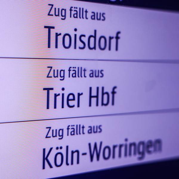 Köln: Eine Anzeigetafel informiert auf dem Hauptbahnhof über Zugausfälle.