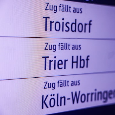 Köln: Eine Anzeigetafel informiert auf dem Hauptbahnhof über Zugausfälle.