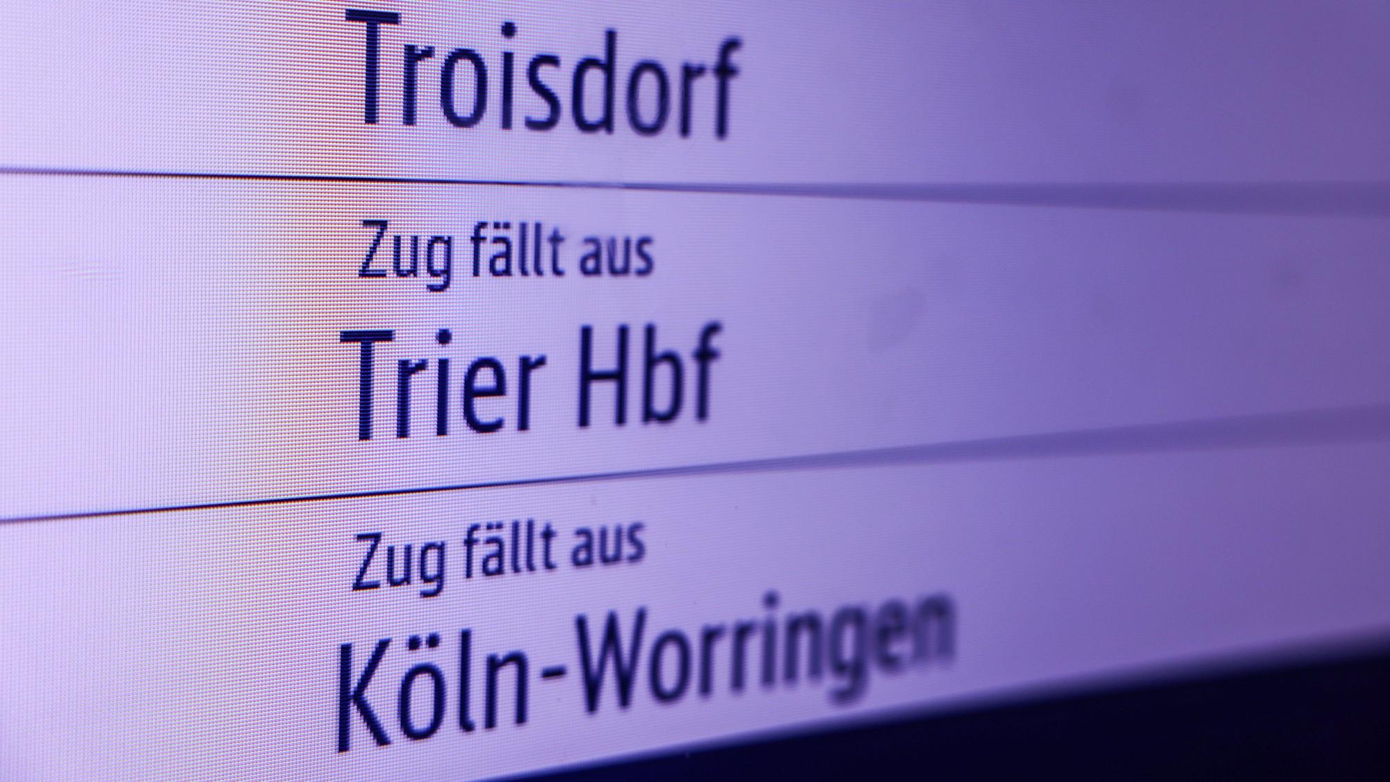 Köln: Eine Anzeigetafel informiert auf dem Hauptbahnhof über Zugausfälle.