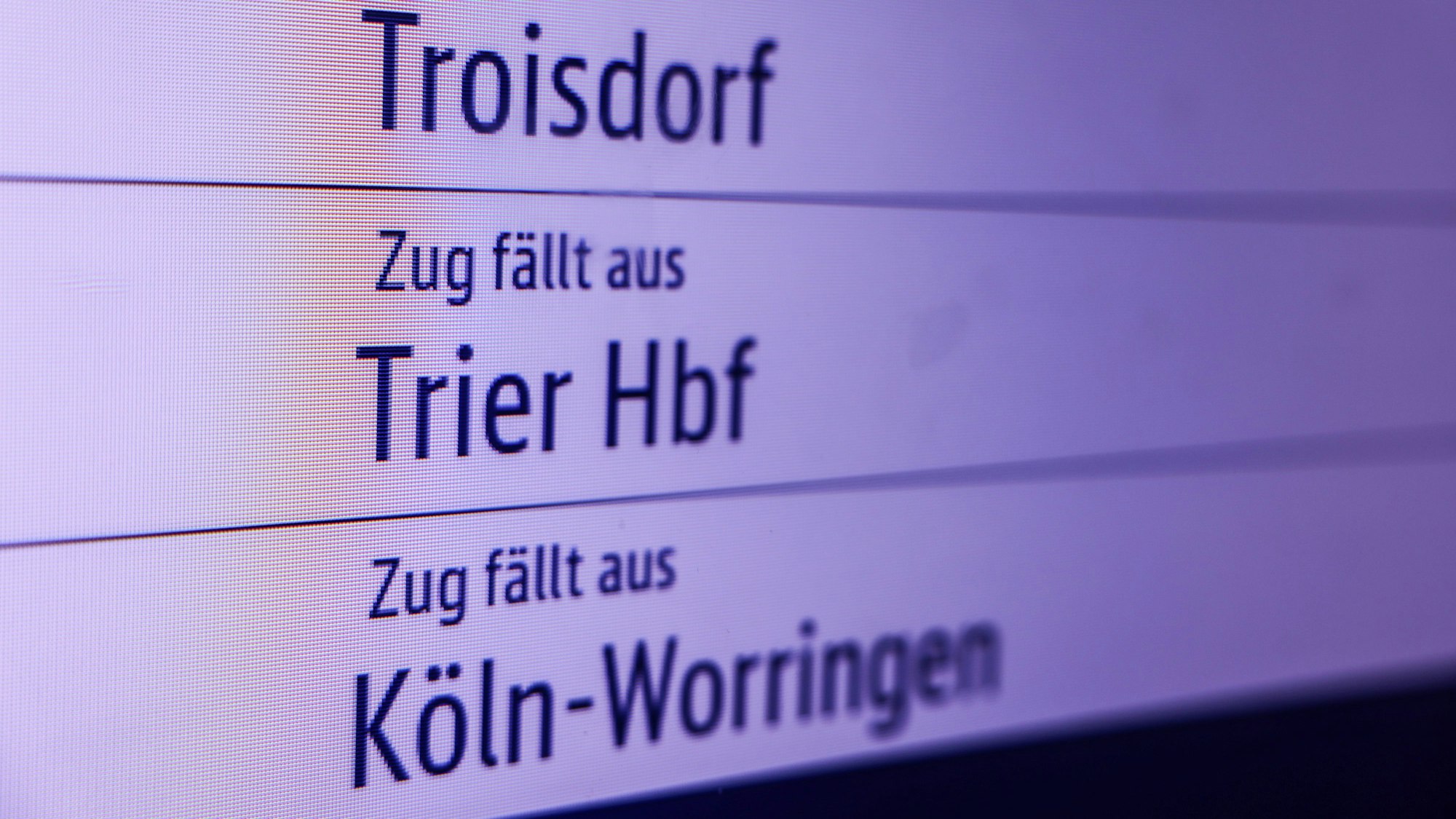 Köln: Eine Anzeigetafel informiert auf dem Hauptbahnhof über Zugausfälle.