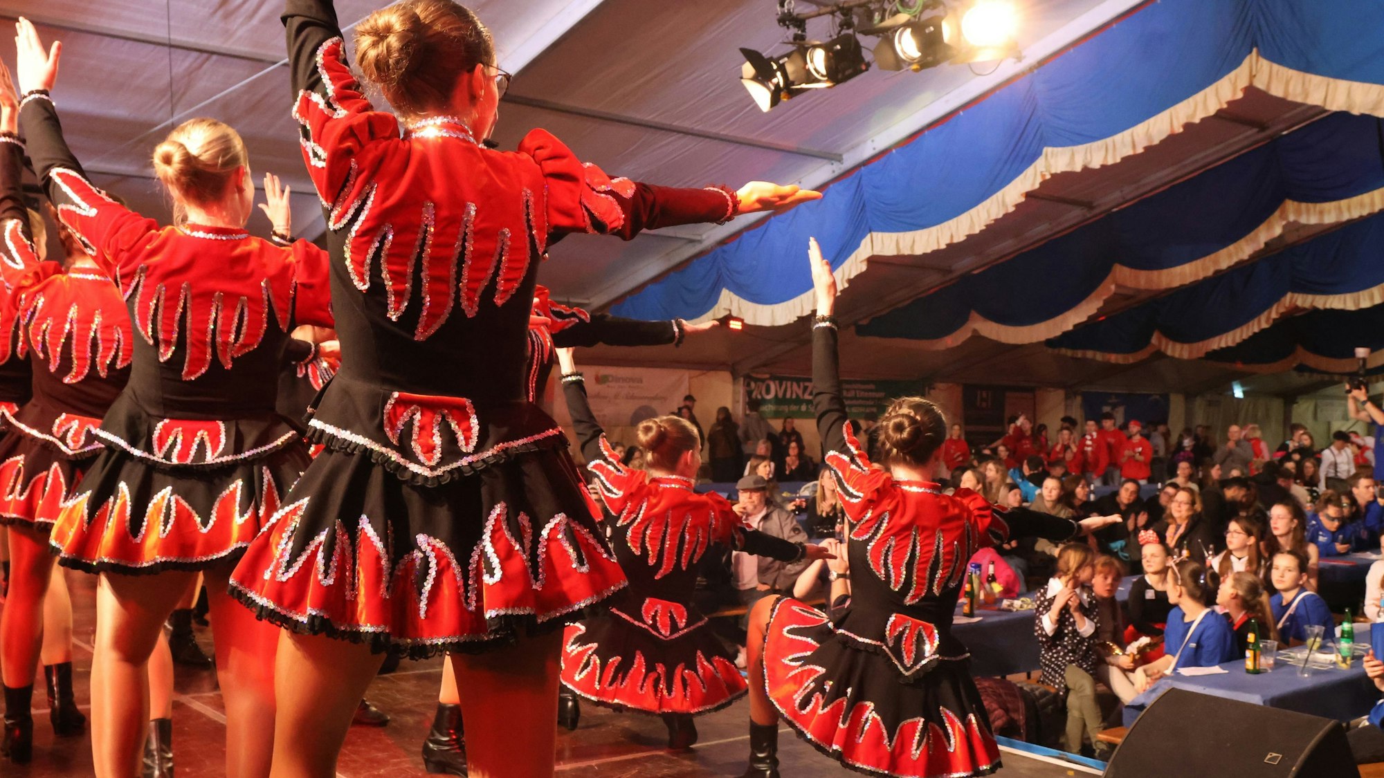 Zum großen Aufgebot beim Festival „Mueschbech danzt!“ gehörte auch die Tanzgarde Rot-Schwarz der KG Jecke Märjelingener aus Marialinden bei Overath.