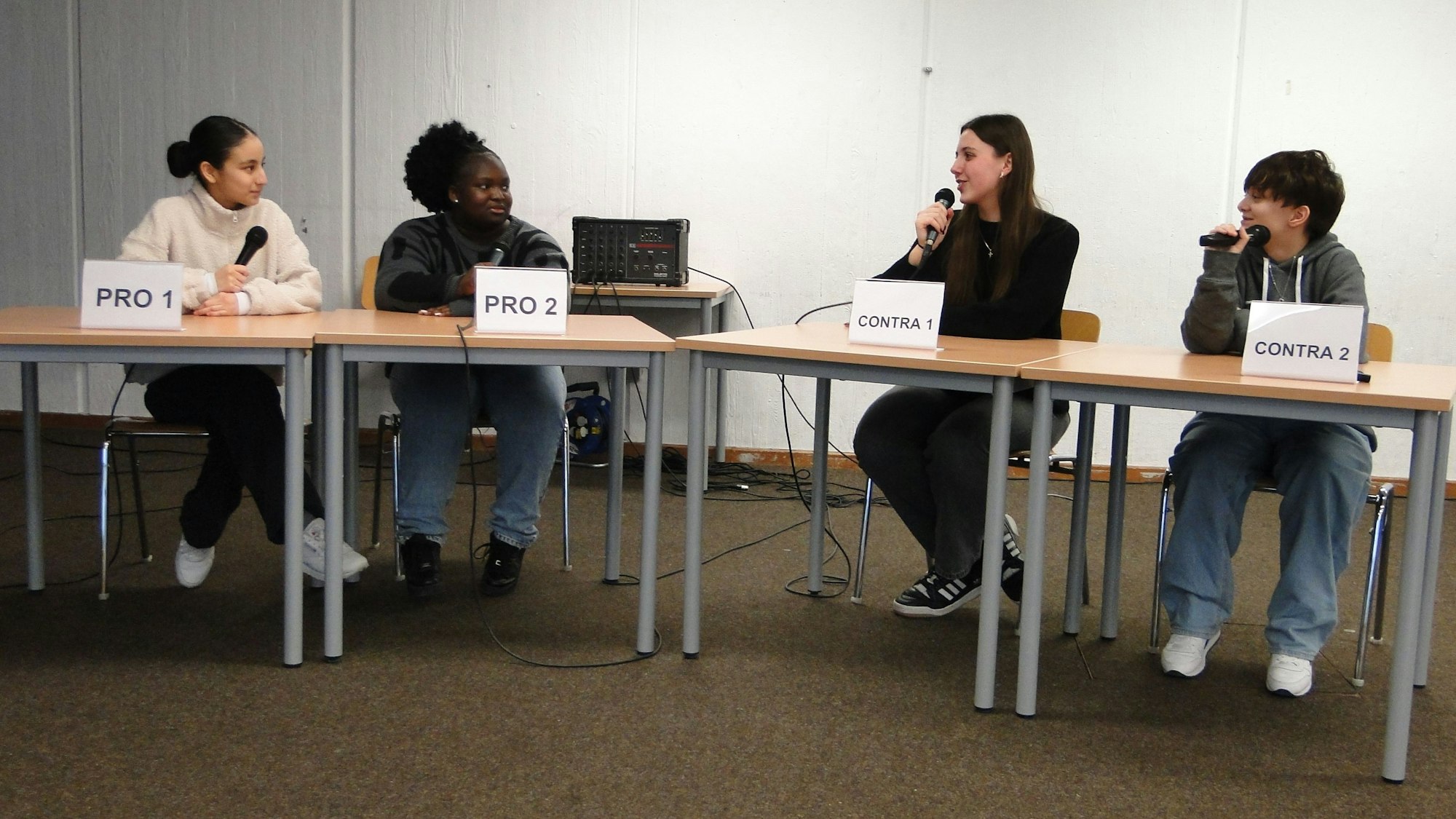 von links nach rechts: Tanisha, Noelia, Sophie und Luis debattierten die Frage, ob Mobbin in der Schule härter bestraft werden sollte.