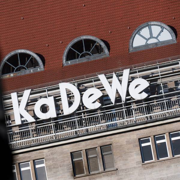 Vor dem Kaufhaus KaDeWe steht eine rote Ampel.