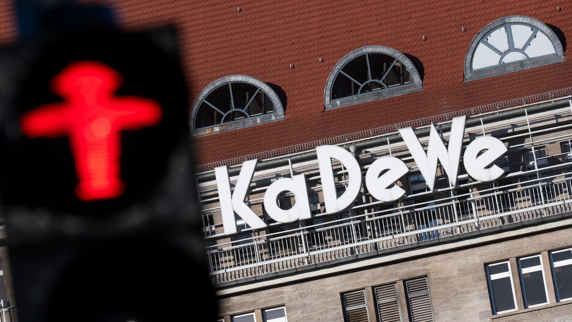 Vor dem Kaufhaus KaDeWe steht eine rote Ampel.