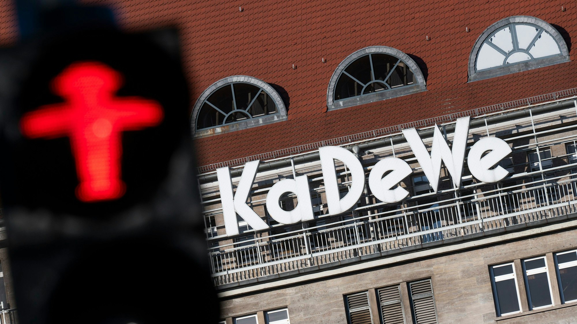 Vor dem Kaufhaus KaDeWe steht eine rote Ampel.