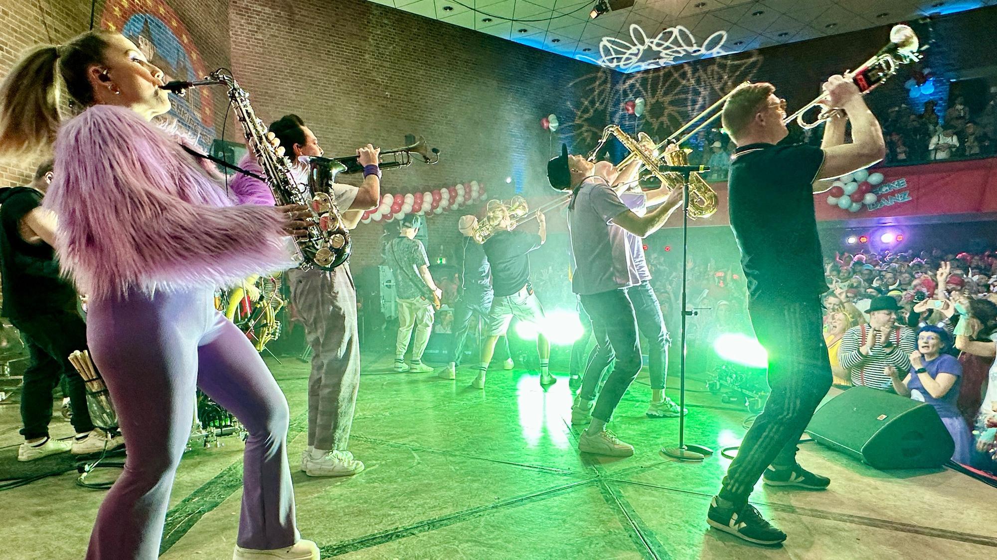 Querbeat setzte klares musikalisches Statement auf der Sitzung in Rodenkirchen.