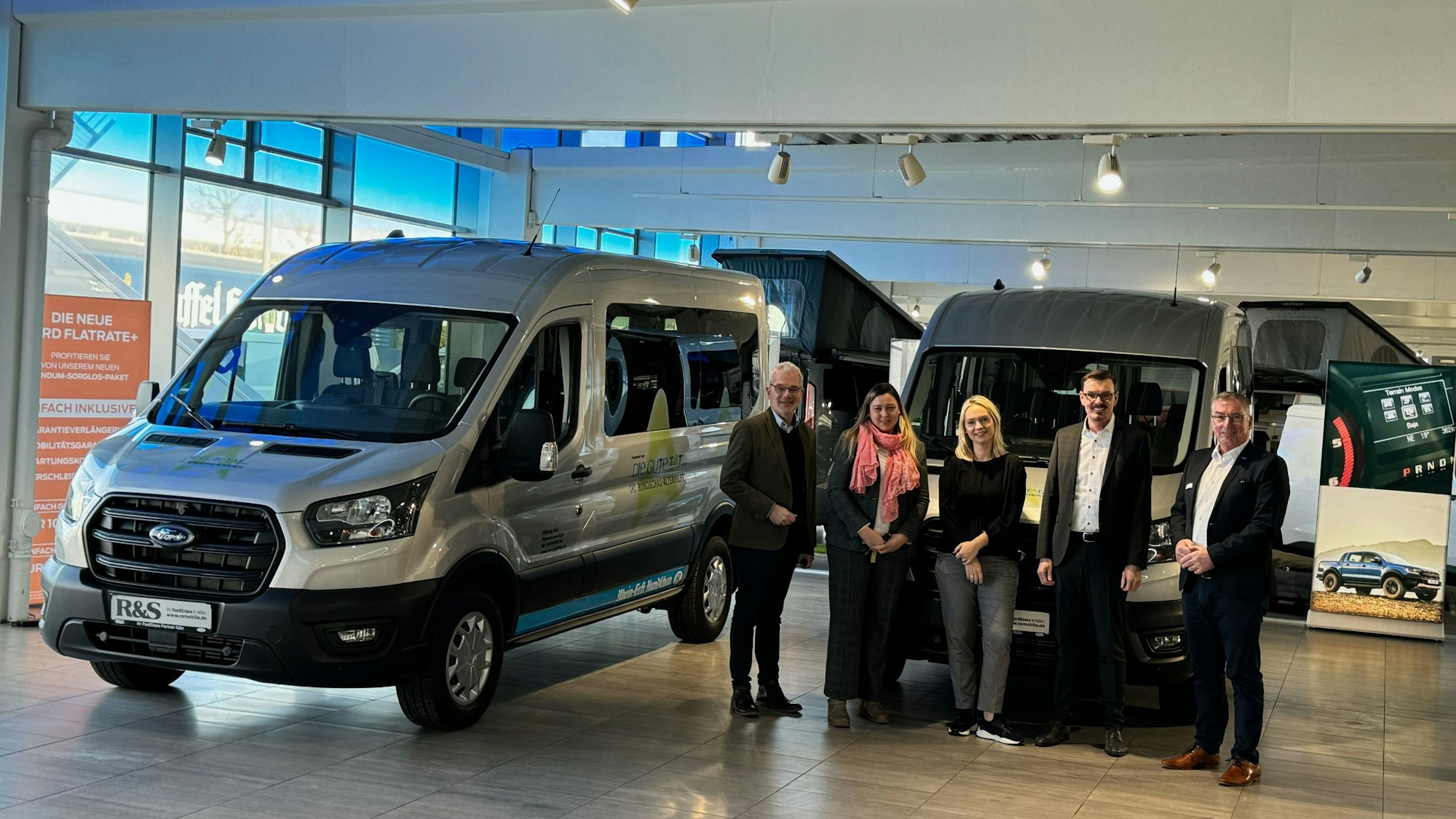 Altenhilfe-Vorsitzende Julia Heinen übergab je einen Ford Transit an Malte Duisberg (links), EvA, und Daniela Lerschmacher, DRK. Rechts neben Julia Heinen: Jörg Eilers, Verkaufsleiter R&S Mobile, Klaus Schneider, Verkaufsberater R&S.