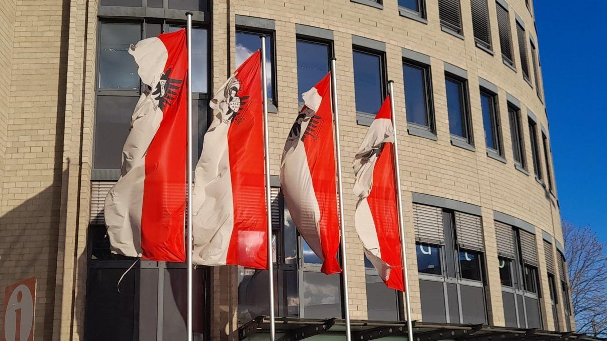 Blick auf den Eingang des Bezirksrathauses Nippes