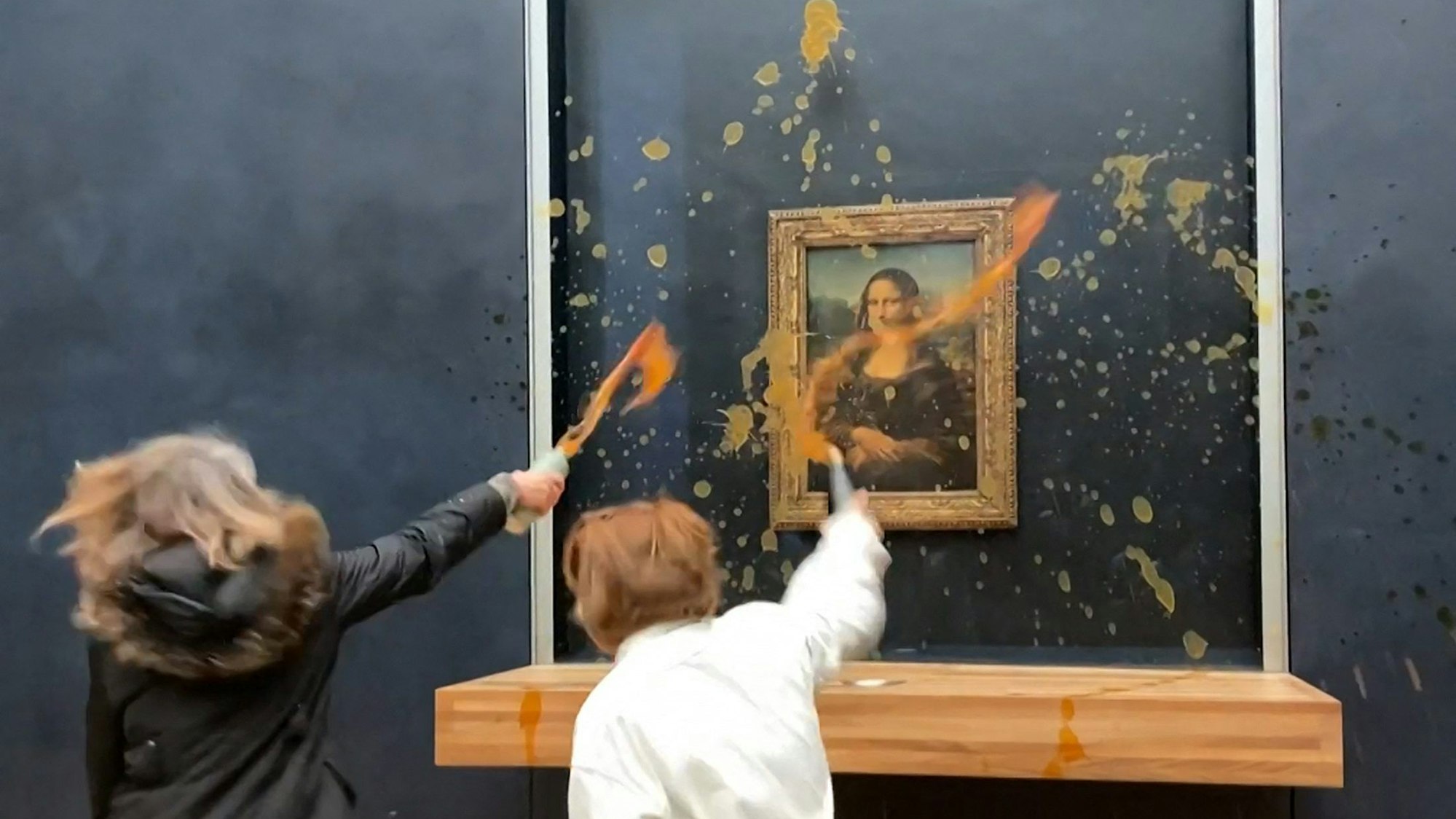 Zwei Umweltaktivistinnen haben Da Vincis „Mona Lisa“ im Pariser Louvre mit Suppe beschmutzt.