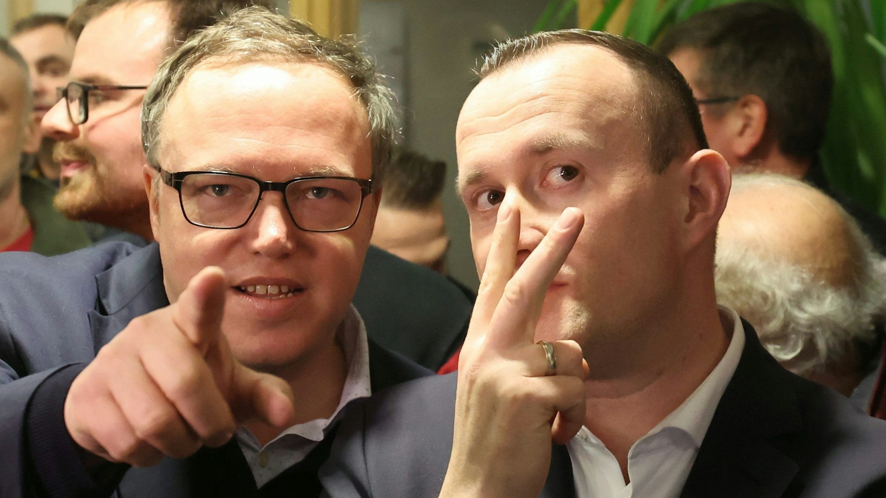 Schleiz: Christian Herrgott (r), Kandidat der CDU zur Stichwahl für die Landratswahl im Saale-Orla-Kreis, steht neben Mario Voigt, CDU-Vorsitzender in Thüringen, im Landratsamt und wartet auf die Bekanntgabe der Ergebnisse