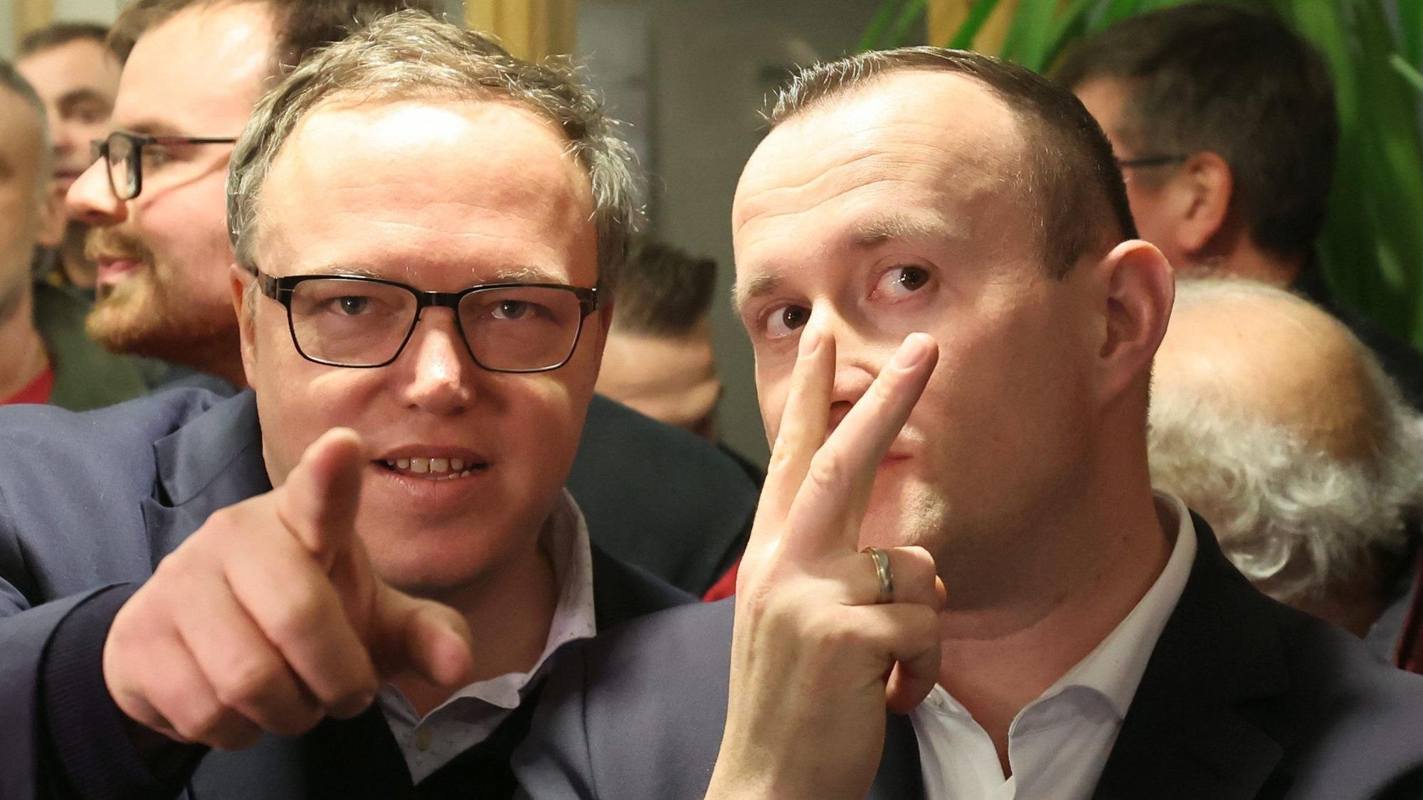 Schleiz: Christian Herrgott (r), Kandidat der CDU zur Stichwahl für die Landratswahl im Saale-Orla-Kreis, steht neben Mario Voigt, CDU-Vorsitzender in Thüringen, im Landratsamt und wartet auf die Bekanntgabe der Ergebnisse