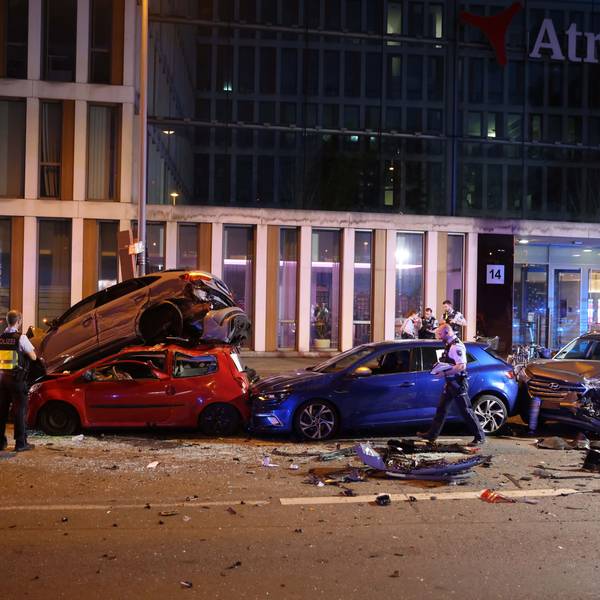 Köln, RSK, 14 Verletzte, der Unfall-Verursacher schwer. bei einer Karambolage in Deutz, kurz vor der Kreuzung am Stadthaus