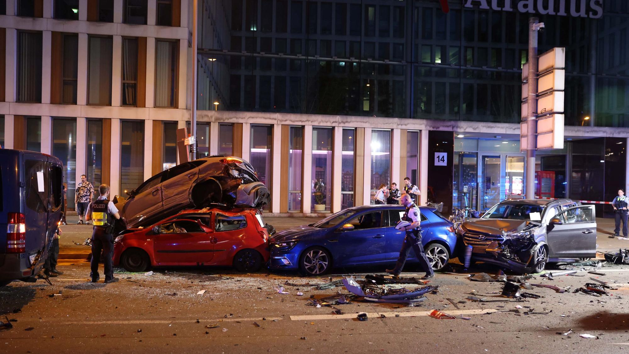 Zertrümmerte Autos stehen nach dem Raser-Unfall vom 18. August 2023 auf der Opladener Straße in Köln-Deutz.