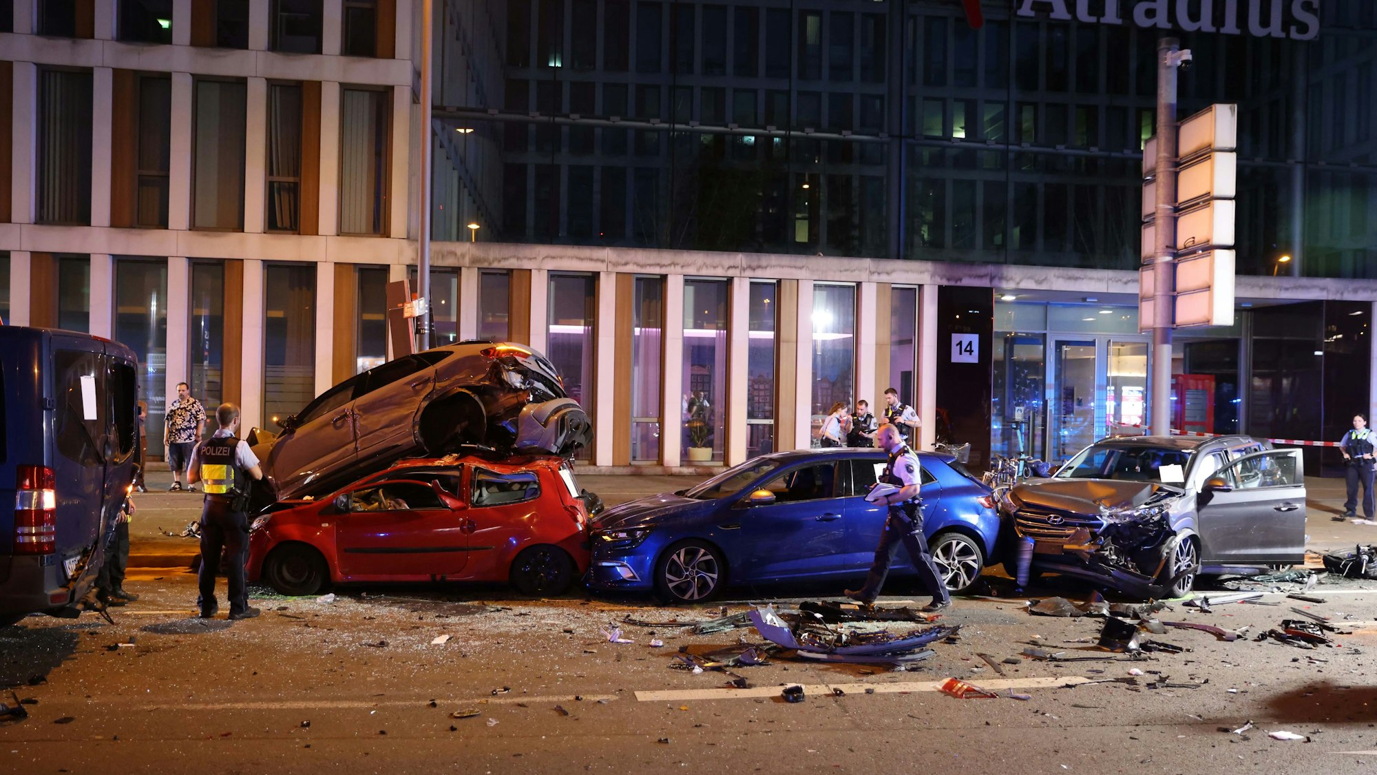 Zertrümmerte Autos stehen nach dem Raser-Unfall vom 18. August 2023 auf der Opladener Straße in Köln-Deutz.