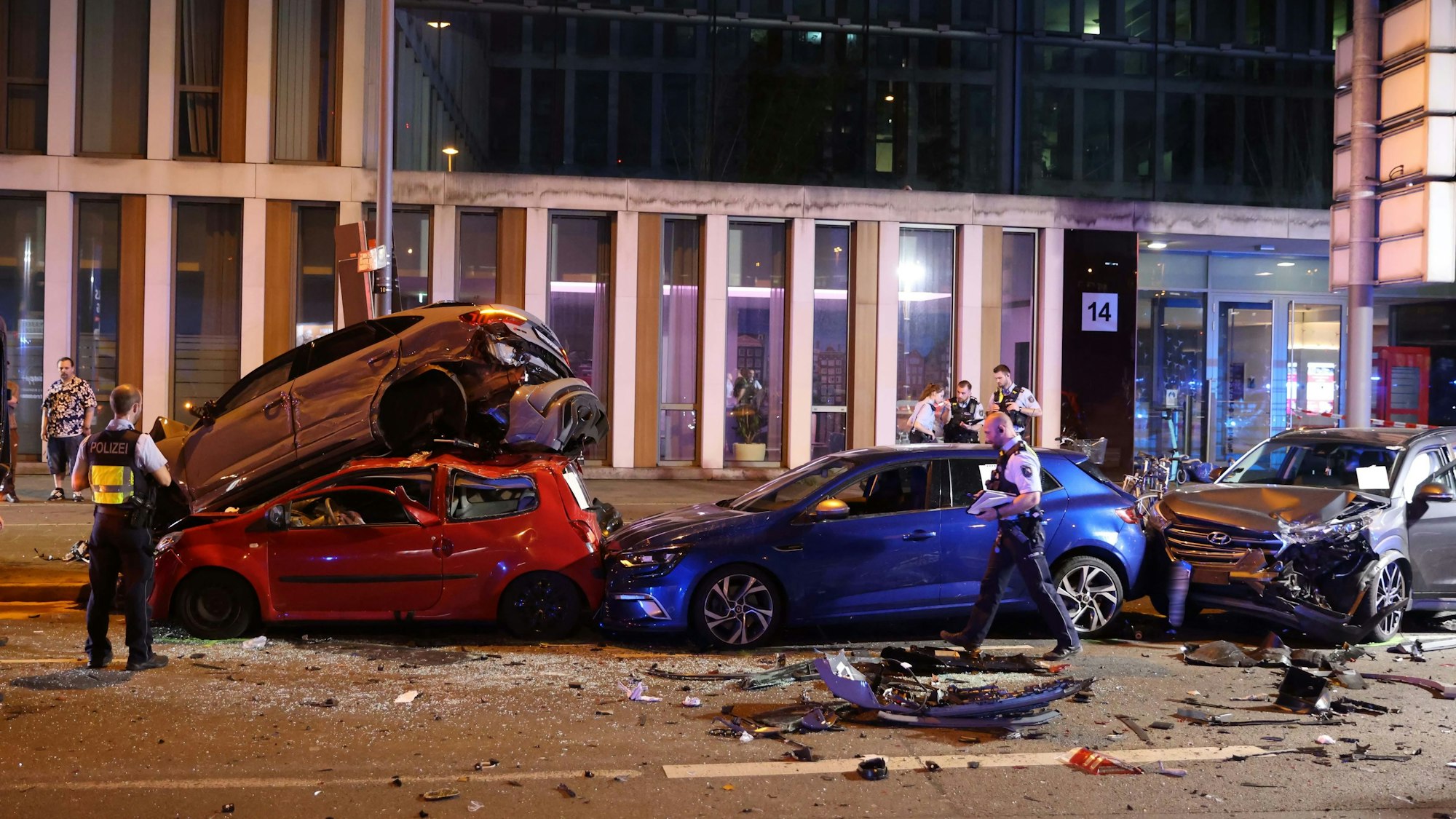 Köln, RSK, 14 Verletzte, der Unfall-Verursacher schwer. bei einer Karambolage in Deutz, kurz vor der Kreuzung am Stadthaus