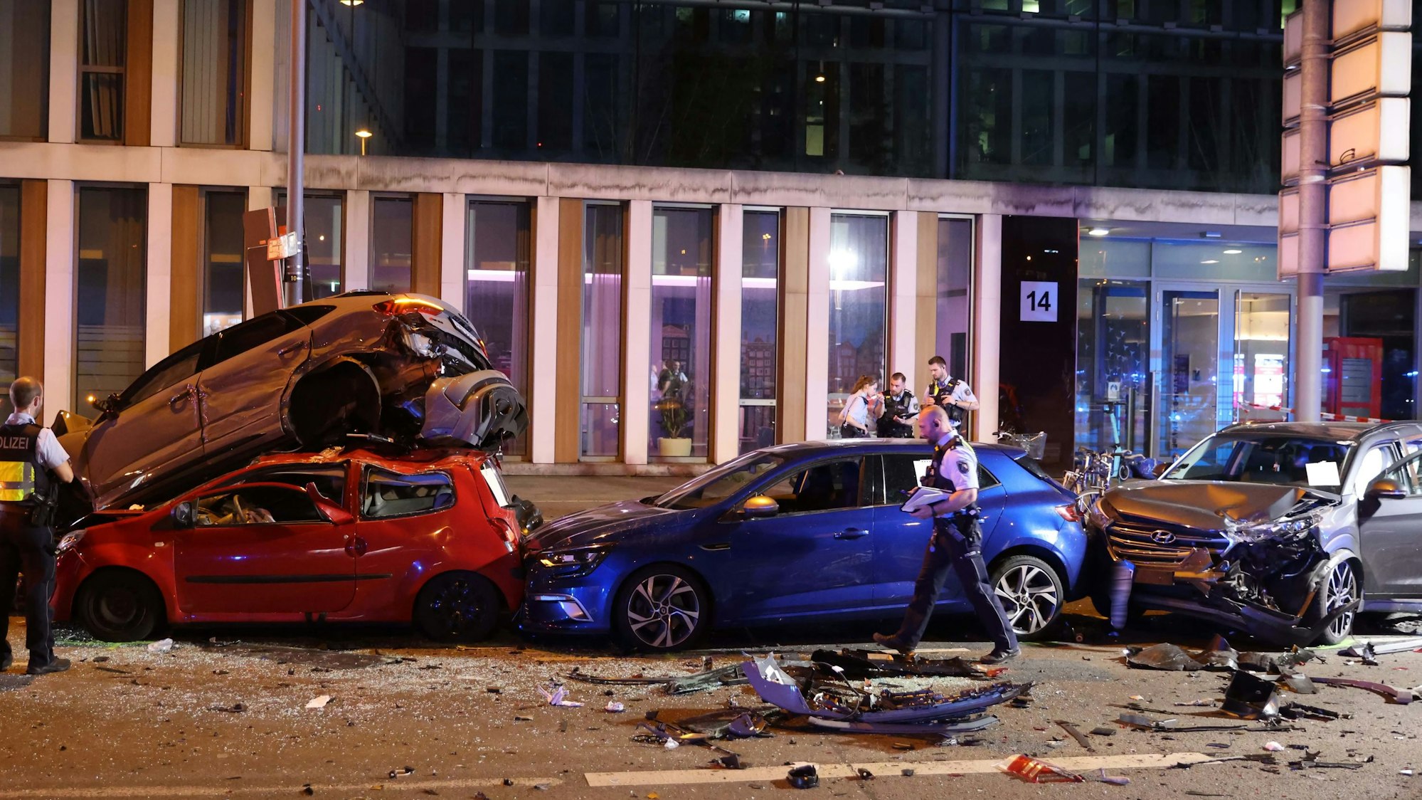 Die Opladener Straße glich nach dem Unfall einem Trümmerfeld.