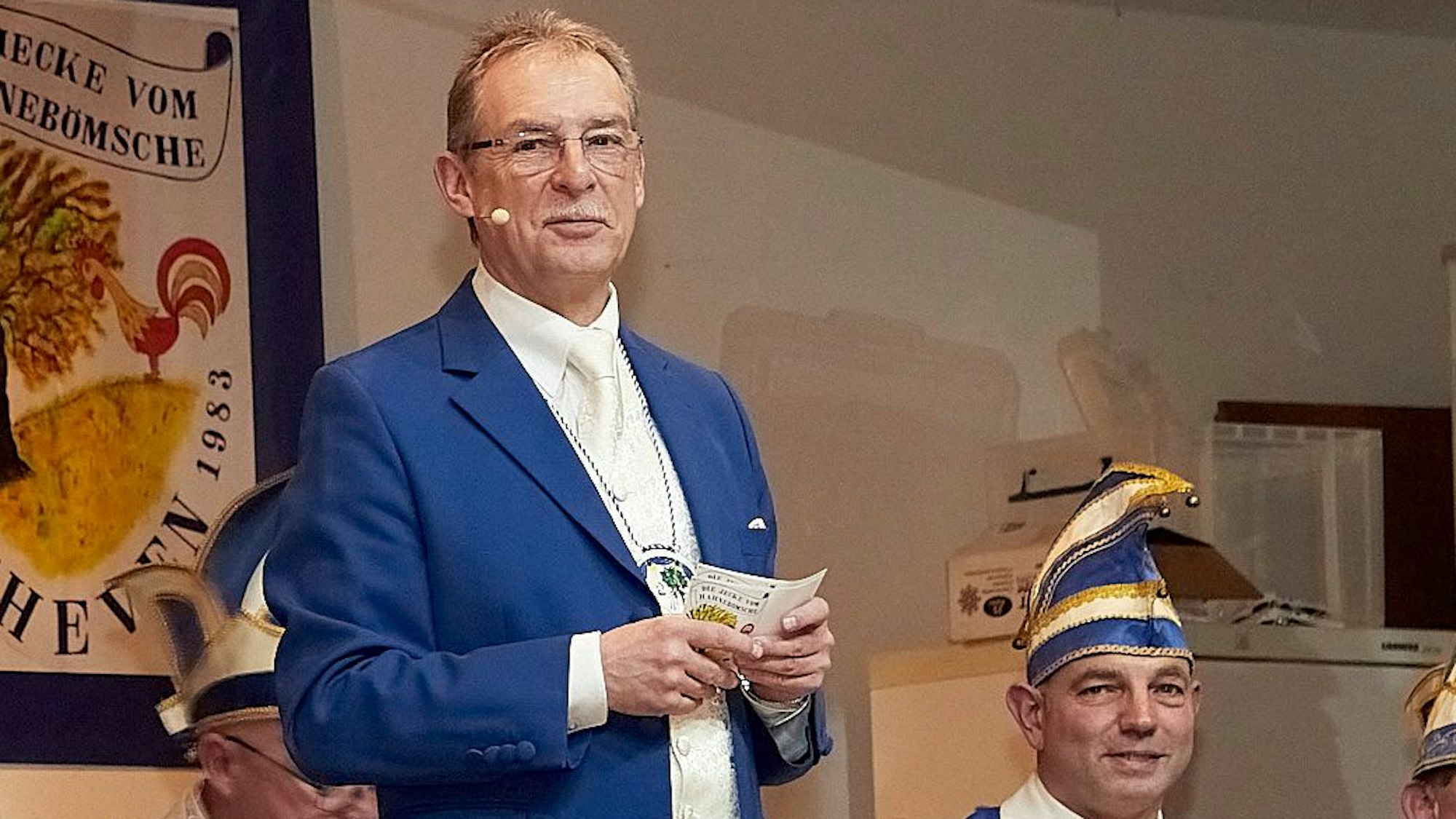 Günter Feyen hält Karteikarten in seiner Hand und waltet seines Amtes als Sitzungspräsident.