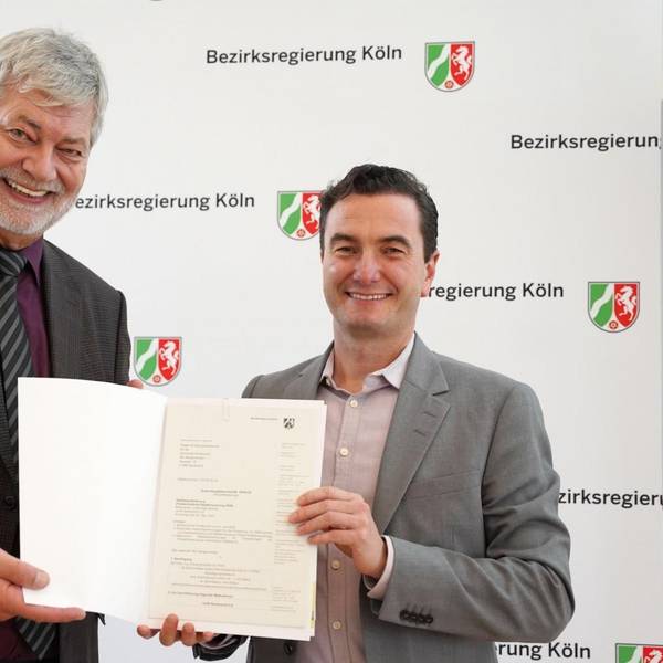 Bürgermeister Hilko Redenius, links, und Regierungspräsident Dr. Thomas Wilk.