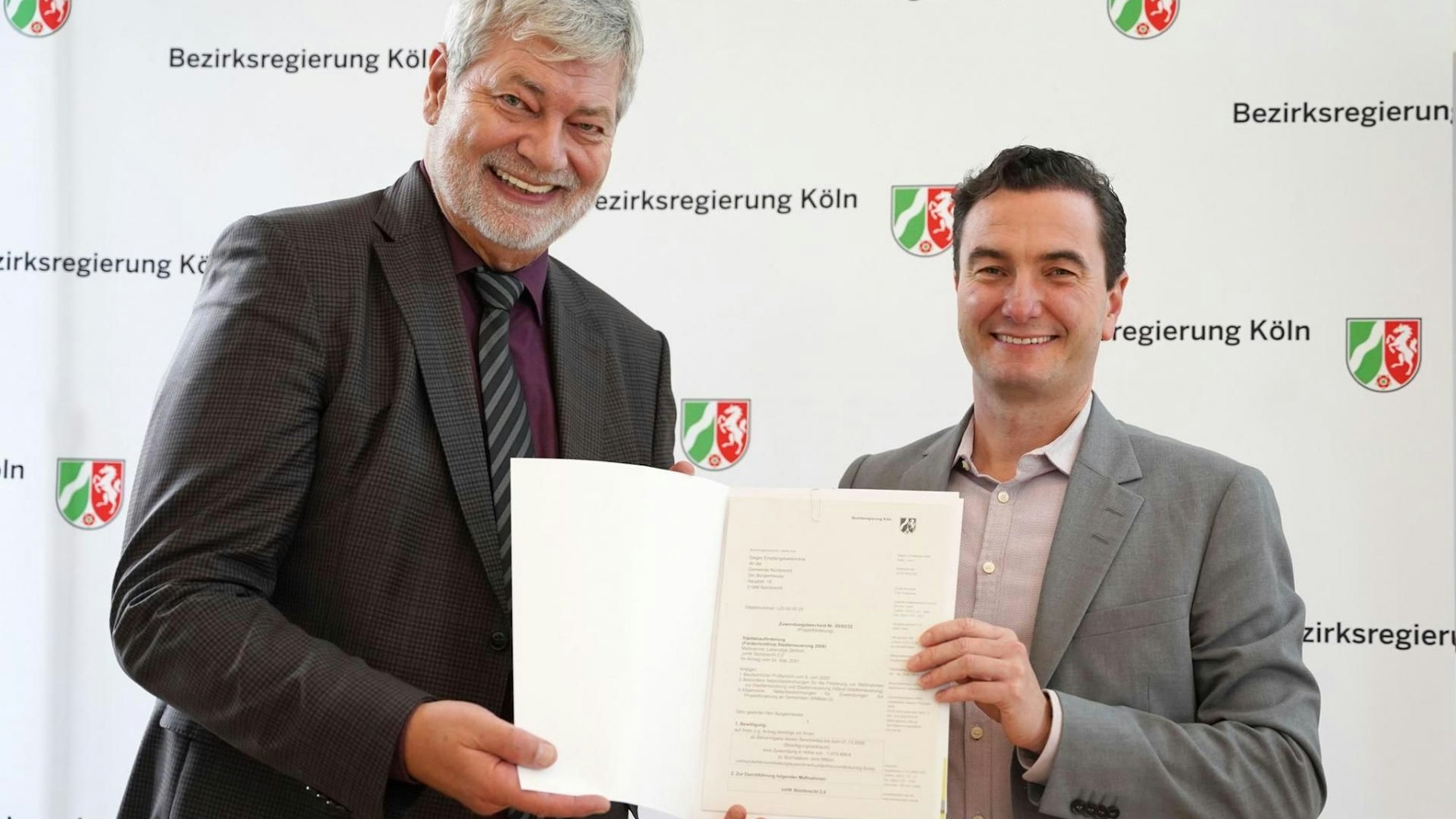 Bürgermeister Hilko Redenius, links, und Regierungspräsident Dr. Thomas Wilk.