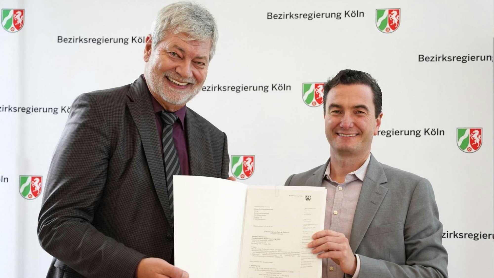 Das Foto zeigt Nümbrechts scheidenden Bürgermeister Hilko Redenius links und Regierungspräsident Dr. Thomas Wilk recht.