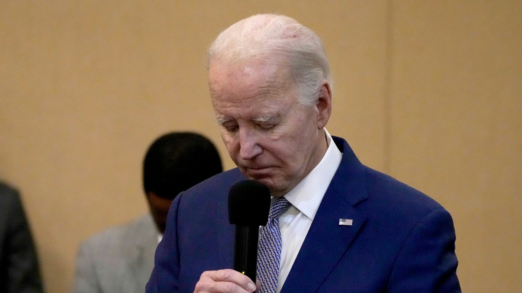 Joe Biden, Präsident von den USA, verneigt sich in einer Schweigeminute für die drei amerikanischen Soldaten, die am Sonntag, 28. Januar 2024, bei einem Drohnenangriff im Nordosten Jordaniens getötet wurden.