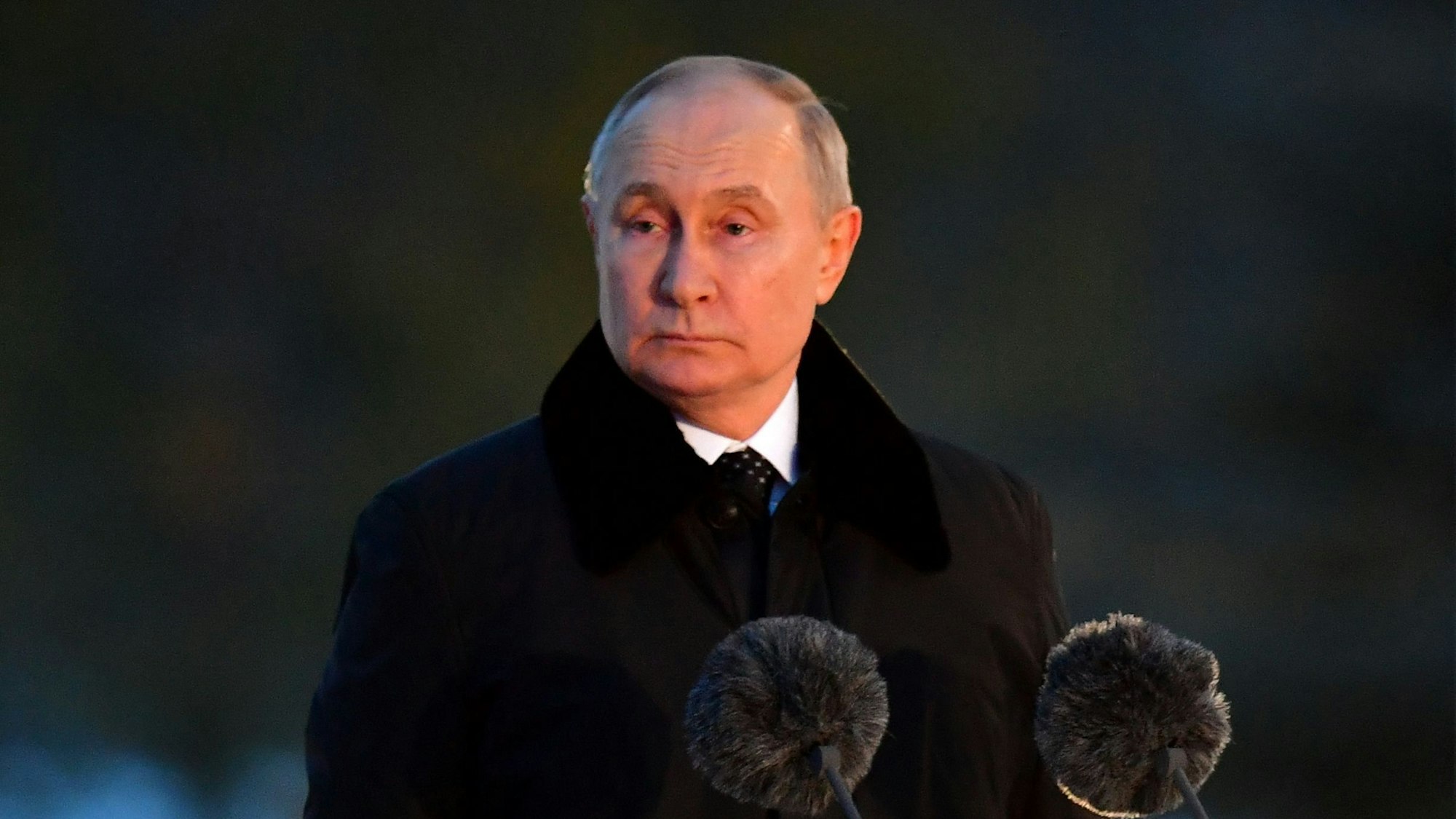 Wladimir Putin bei seiner Rede bei der Eröffnungszeremonie eines Gedenkkomplexes in der Region Leningrad.