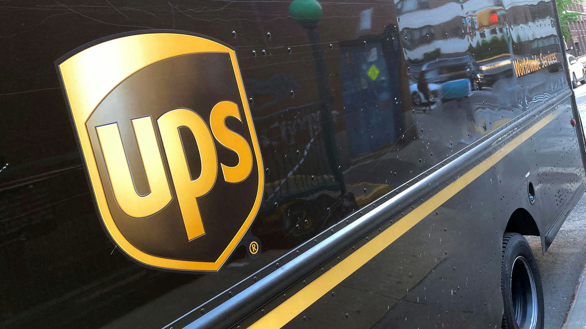 Ein UPS-Fahrzeug in New York. Der Paketdienst will 12.000 Stellen streichen.