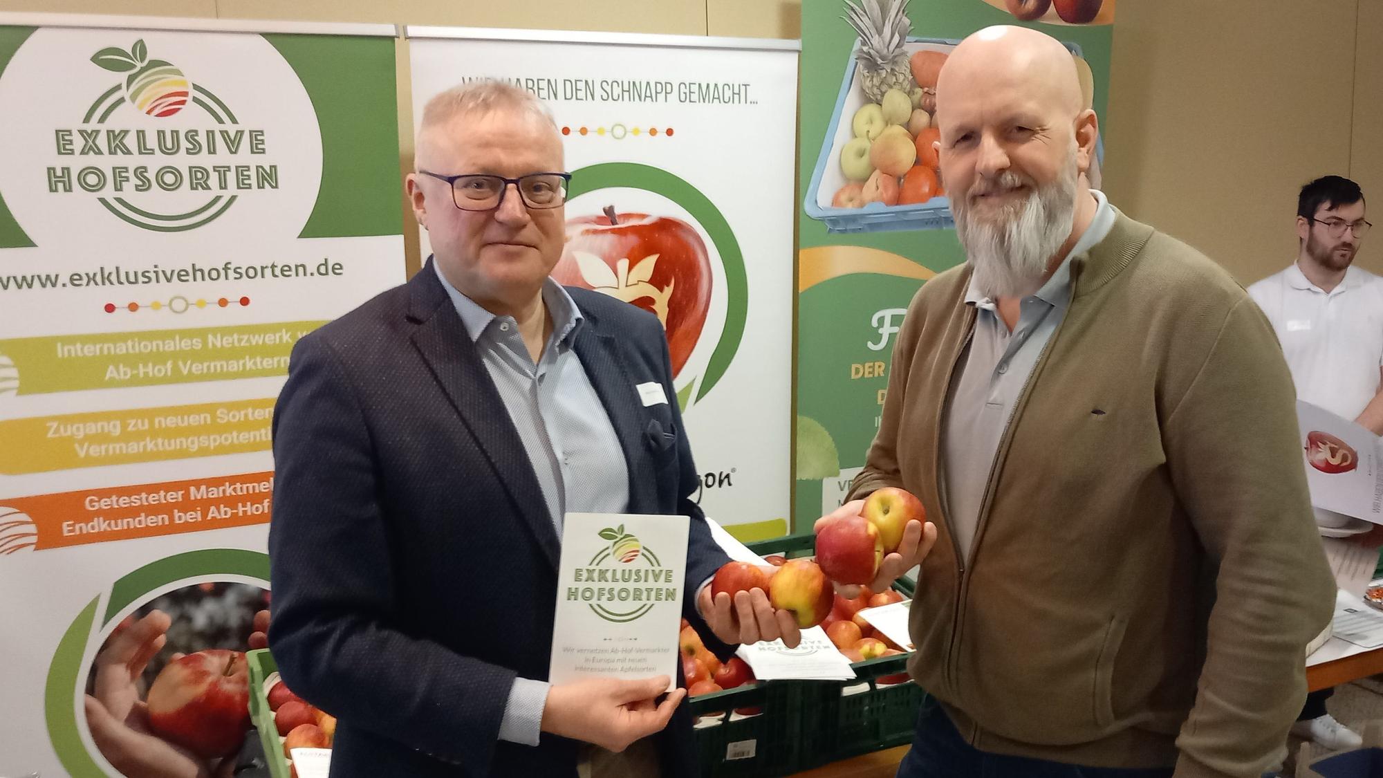 Herbert Knuppen (l., Exklusive Hofsorten GmbH) und Roland Schmitz-Hübsch (Bornheim) mit den neuen Sorten Elstar EHS und SnapDragon