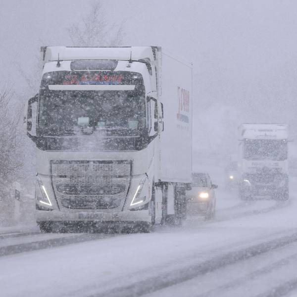 Mehrere Fahrzeuge sind bei starkem Schneefall auf einer Bundesstraße in der Eifel unterwegs. Die Fahrbahn ist zu großen Teilen mit Schnee bedeckt.