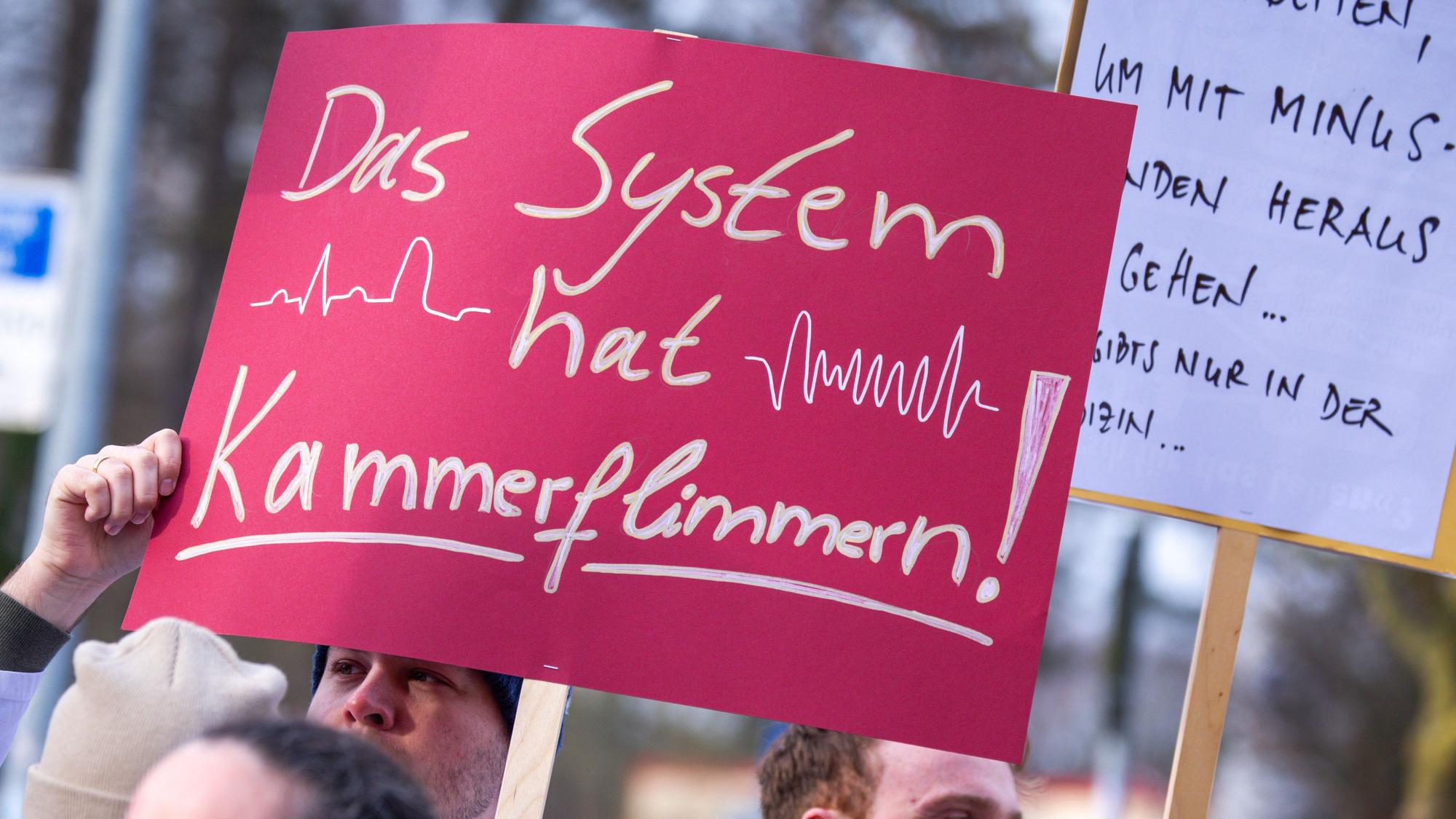 30.01.2024, Mecklenburg-Vorpommern, Rostock: Ärzte der Universitätsmedizin Rostock fordern bei einem Warnstreik 12,5 Prozent mehr Lohn sowie eine Verbesserungen der Arbeitsbedingungen.