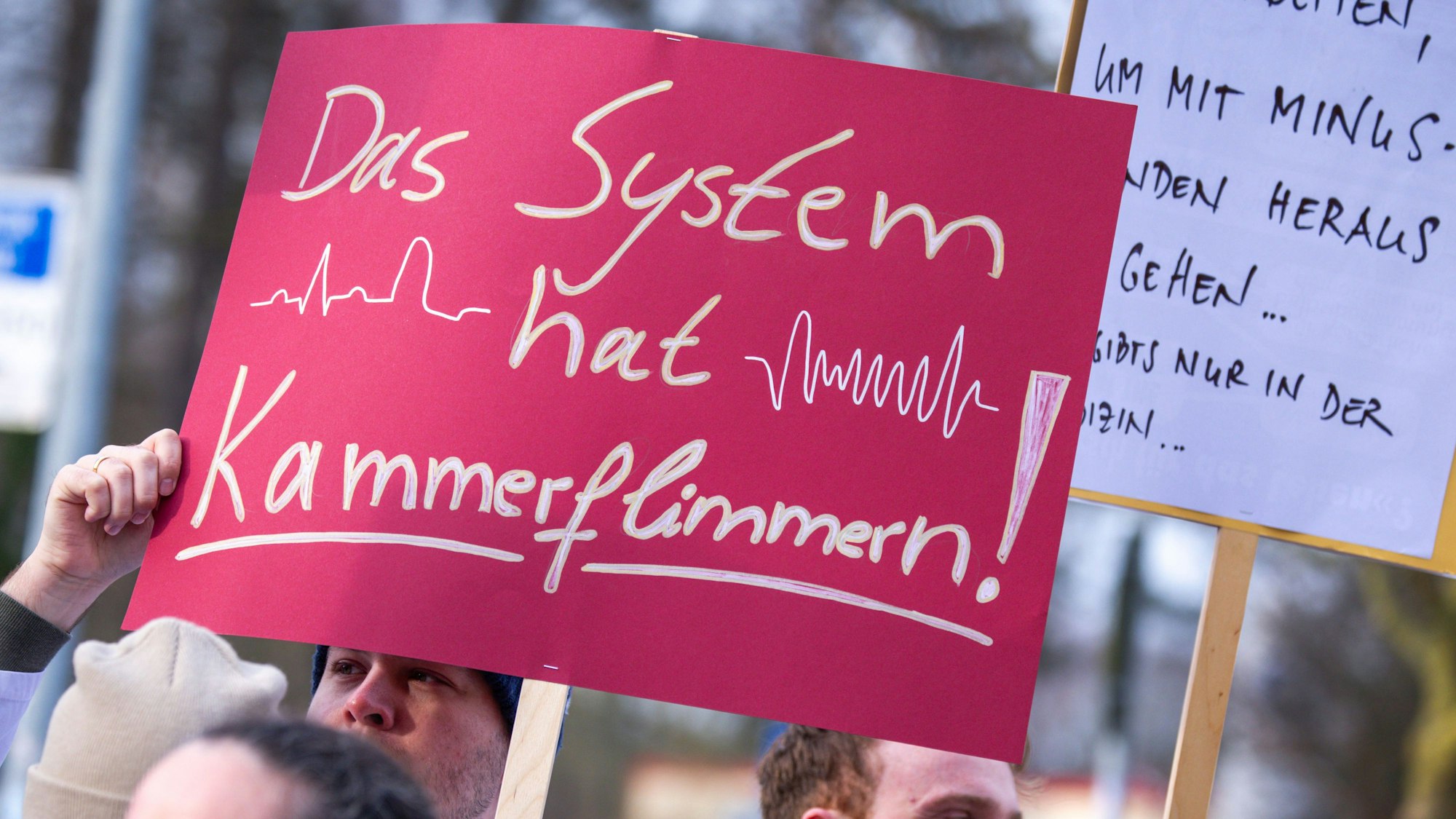 30.01.2024, Mecklenburg-Vorpommern, Rostock: Ärzte der Universitätsmedizin Rostock fordern bei einem Warnstreik 12,5 Prozent mehr Lohn sowie eine Verbesserungen der Arbeitsbedingungen.