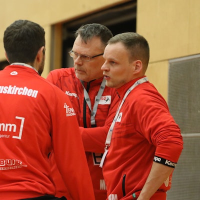 Nils und Marco Matheis (von rechts) unterhalten sich mit Kapitän David Henzel.