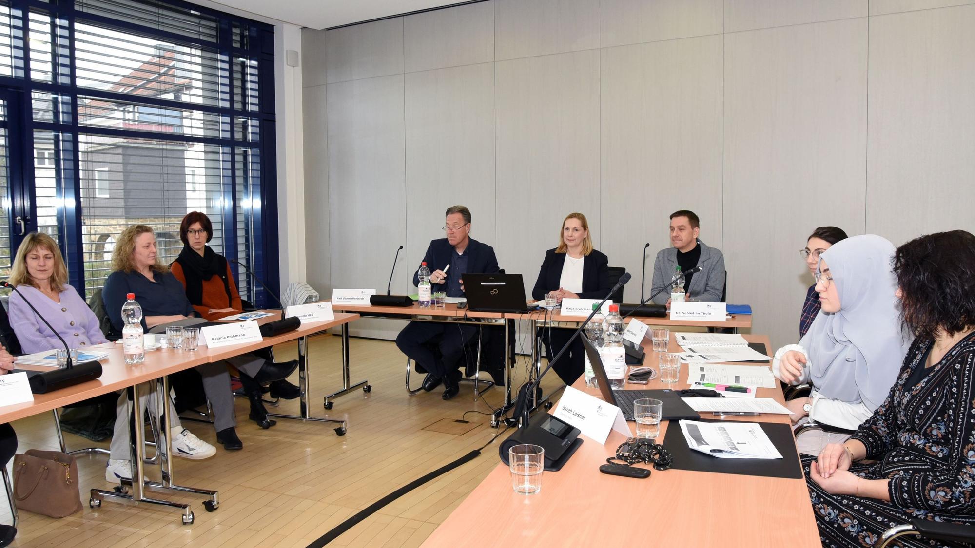 Blick auf eine Pressekonferenz im Kreishaus Gummersbach