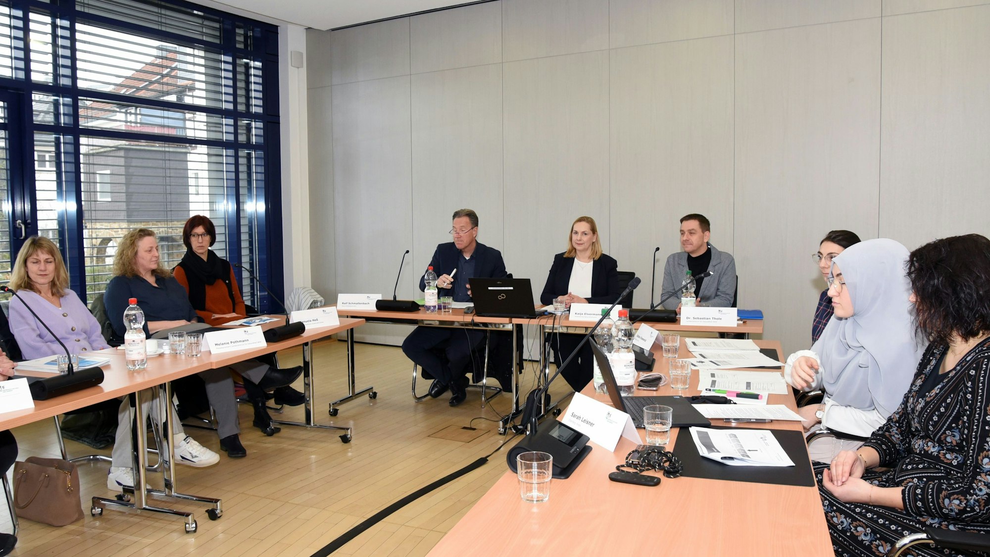 Blick auf eine Pressekonferenz im Kreishaus Gummersbach