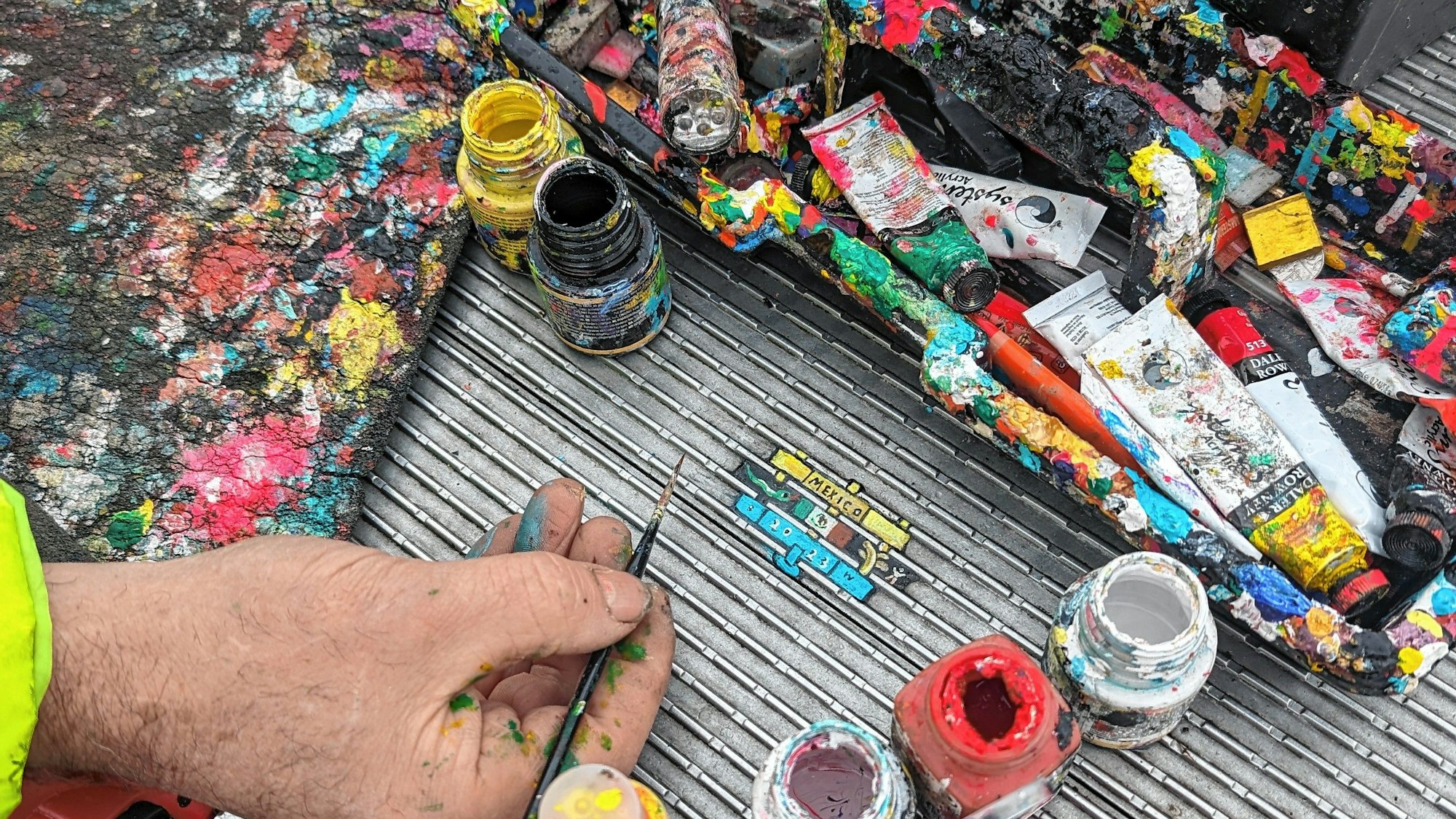 In der Mitte des bemalten Kaugummis sind die Farben der mexikanischen Nationalflagge zu erkennen.