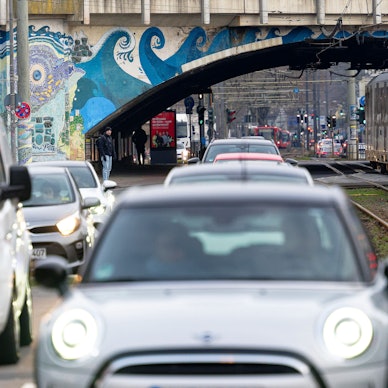 Straßenbahnen und Autos sind auf dem Ehrenfeldgürtel unterwegs.