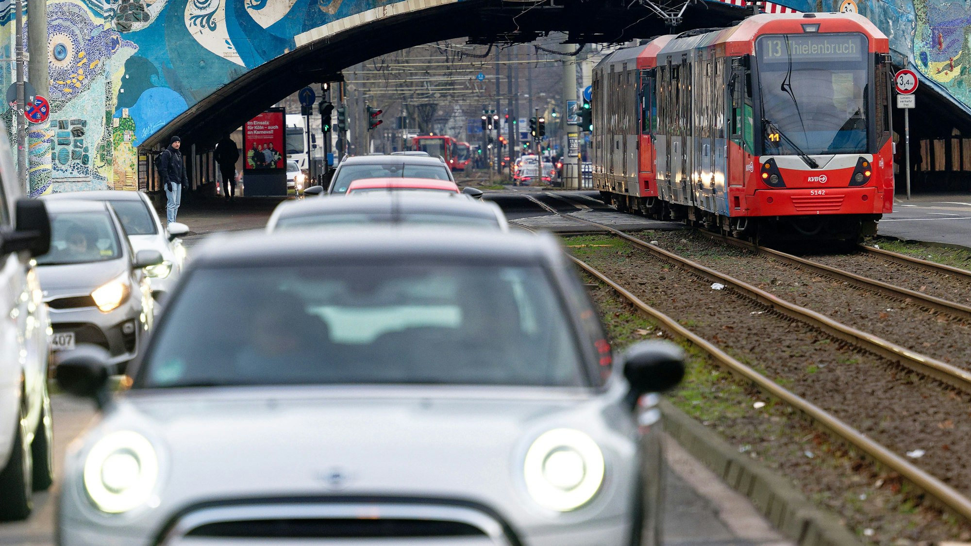 Straßenbahnen und Autos sind auf dem Ehrenfeldgürtel unterwegs.