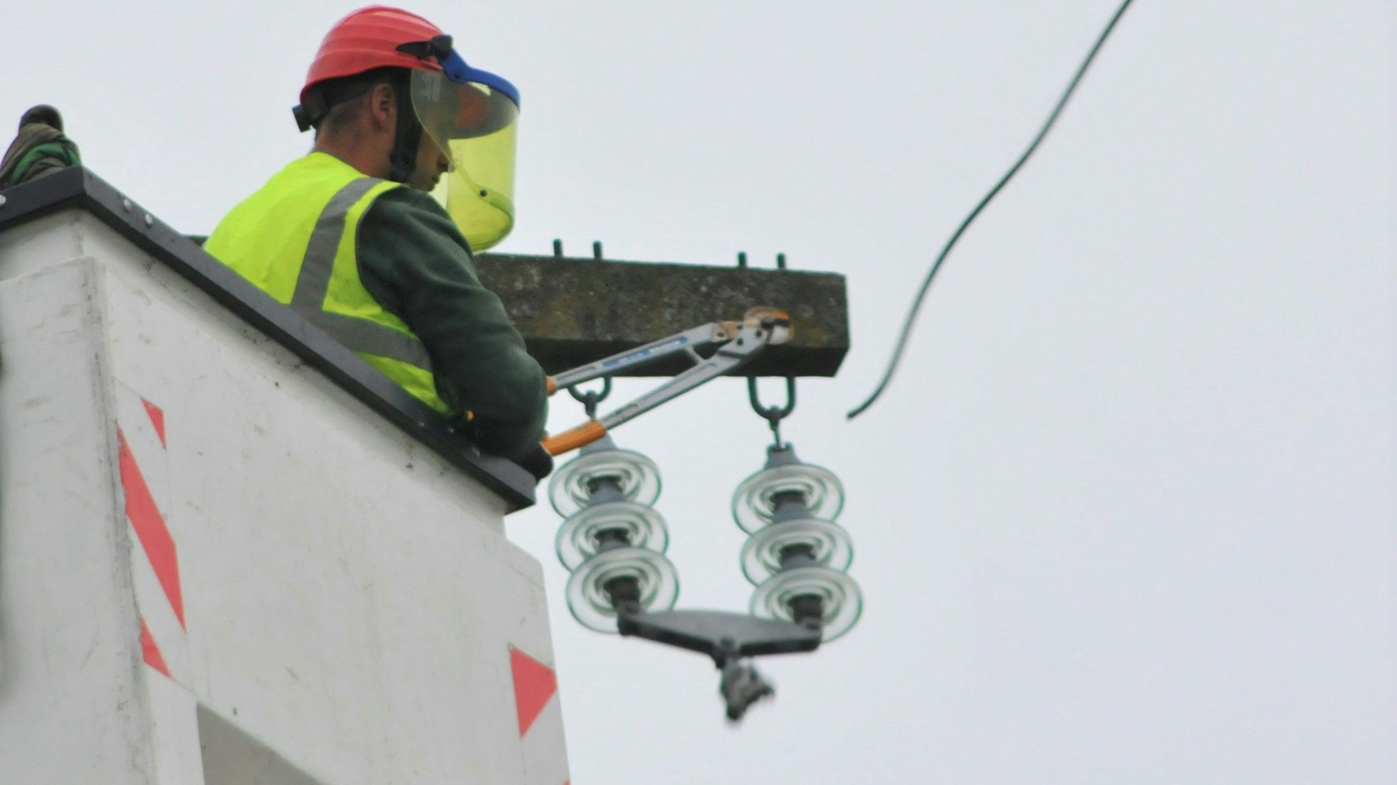 Die Mittelspannungsstraße zwischen Pohlhausen und Hochhausen wird verkabelt.
