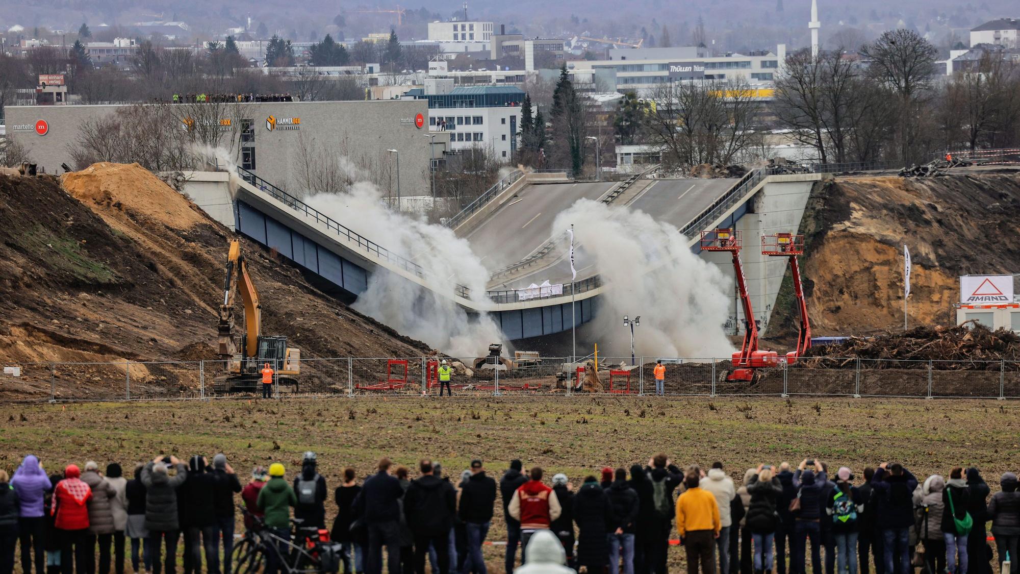Schaulustige beobachten die Sprengung der Haarbachtalbrücke.