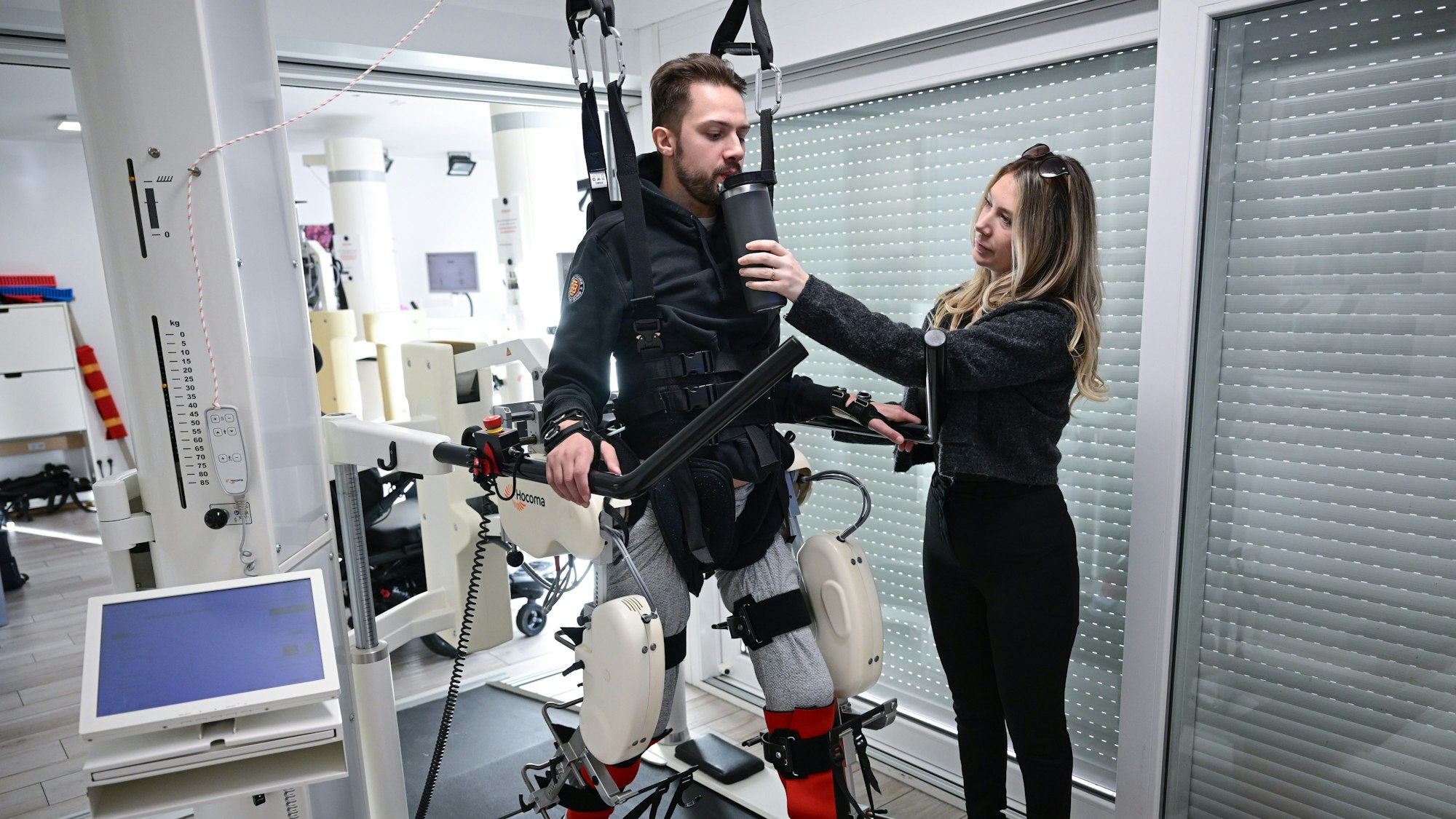 Pforzheim: Der ehemalige Eishockeyspieler Mike Glemser () absolviert in einer Reha eine Übungseinheit bei einer Robotergestützten Gangtherapie.