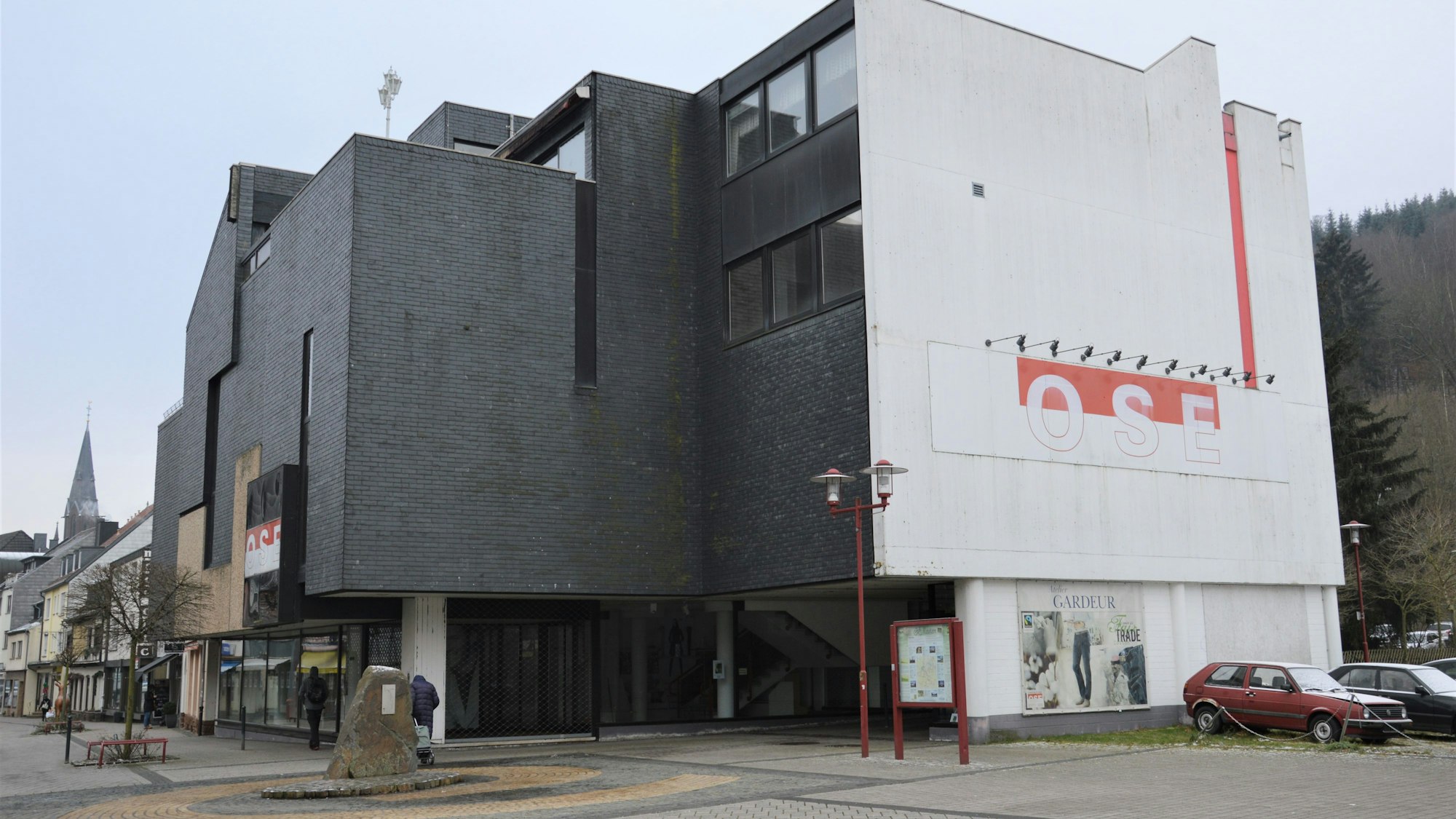 Auf dem Bild ist das ehemalige Ose-Gebäude zu sehen. Der Schriftzug „Ose“ erninnert an die frühere Nutzung.
