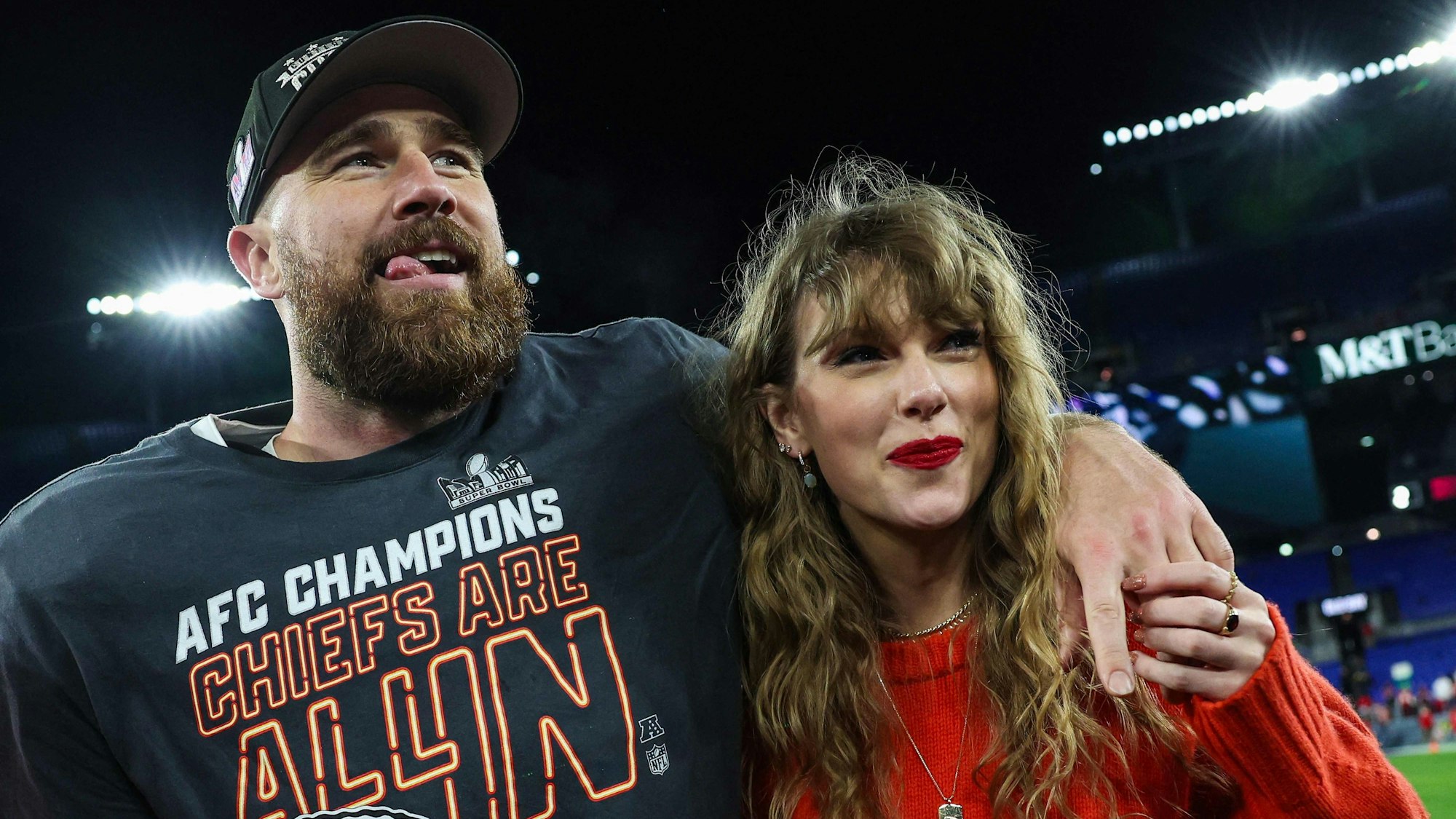 Trumpisten fürchten dieses Paar: Footballer Travis Kelce zusammen mit Superstar Taylor Swift nach dem Sieg der Kansas City Chiefs über die Baltimore Ravens.