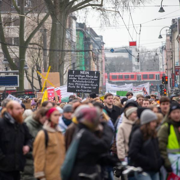 Bei Demonstrationen von „Fridays for Future“ gehen in Köln zahlreiche Menschen für mehr Klimaschutz auf die Straße. (Archivbild)