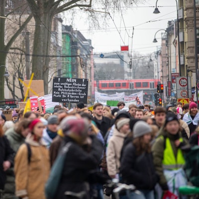 Bei Demonstrationen von „Fridays for Future“ gehen in Köln zahlreiche Menschen für mehr Klimaschutz auf die Straße. (Archivbild)