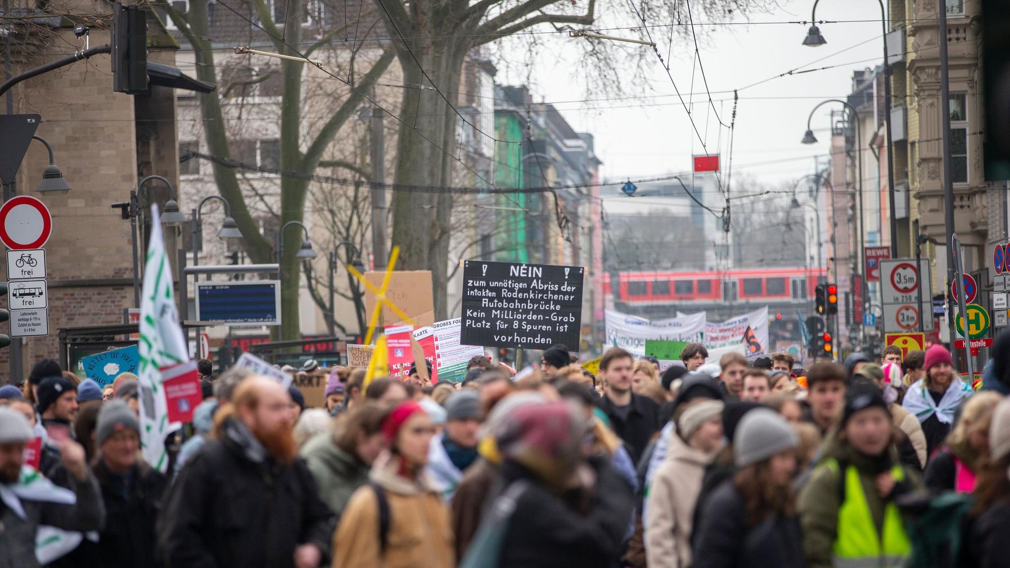 Bei Demonstrationen von „Fridays for Future“ gehen in Köln zahlreiche Menschen für mehr Klimaschutz auf die Straße. (Archivbild)