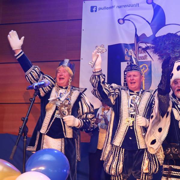 Drei in Blau-Weißem Ornat: Das Dreigestirn der KG jubelt dem Publikum zu.