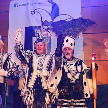 Drei in Blau-Weißem Ornat: Das Dreigestirn der KG jubelt dem Publikum zu.