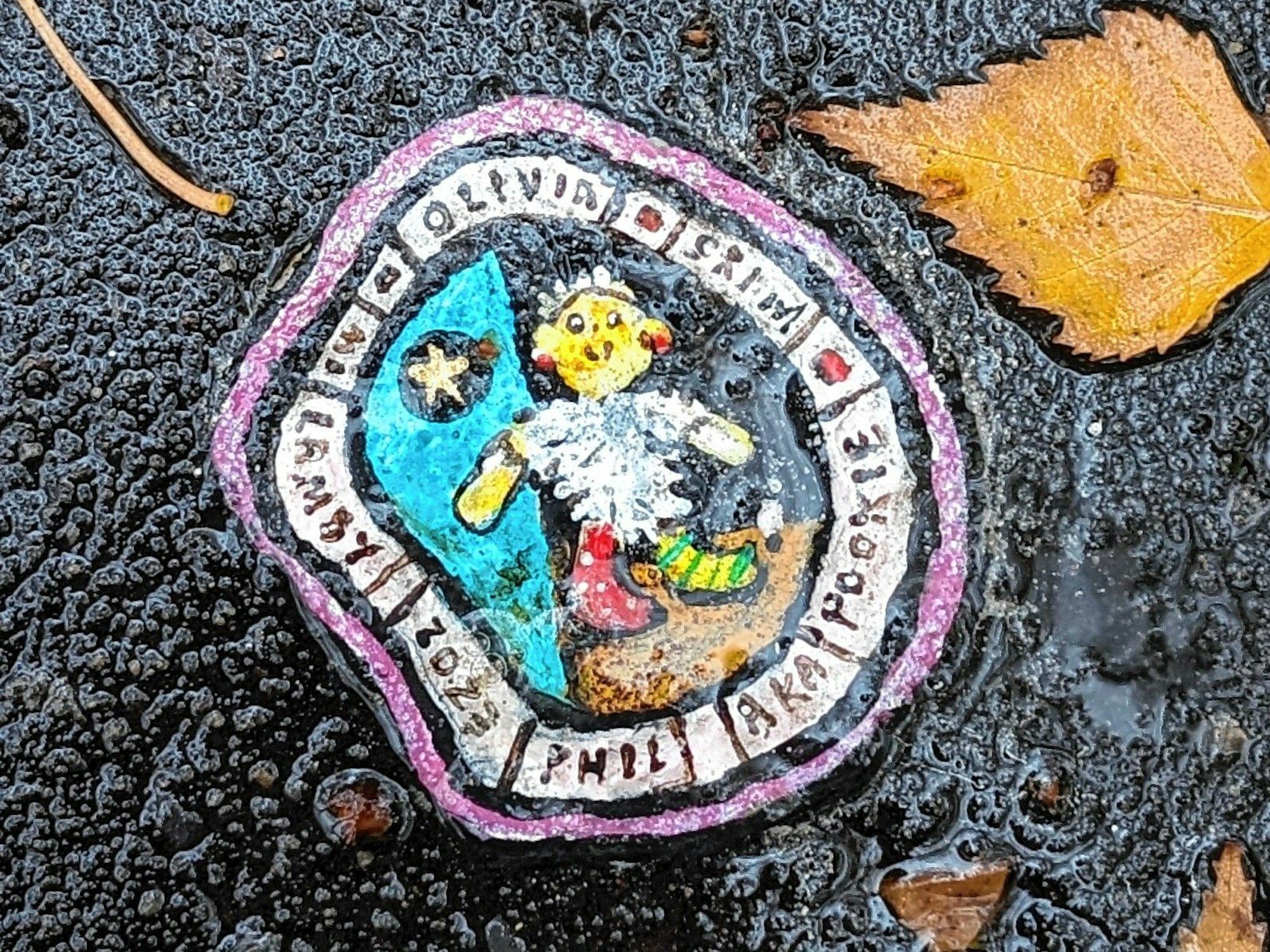 Seit 20 Jahren verwandelt der Londoner Straßenkünstler Ben Wilson auf der Straße festgetretene Kaugummis mit Lack und Pinsel in winzige Geschichten und farbige Botschaften.