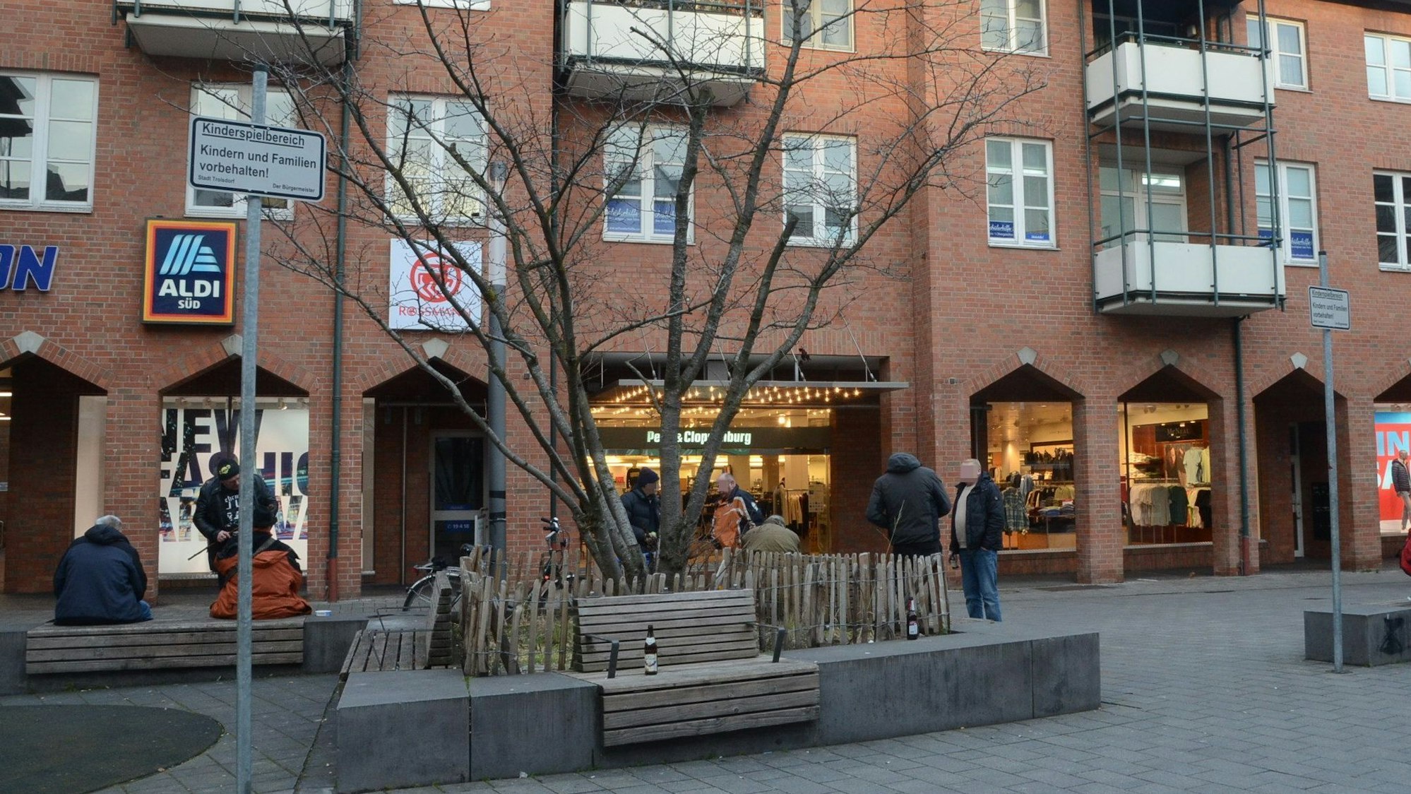 In der Troisdorfer Fußgängerzone und vor allem am City Center gibt es seit Jahren immer wieder Klagen über Störungen durch Suchtkranke
