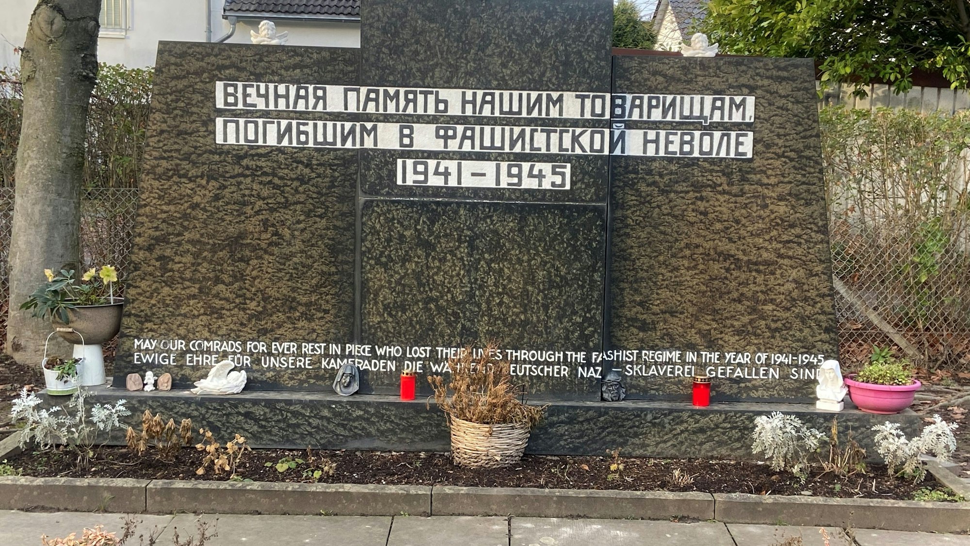 Ein großer Grabstein mit kyrillischer Inschrift ist zu sehen.